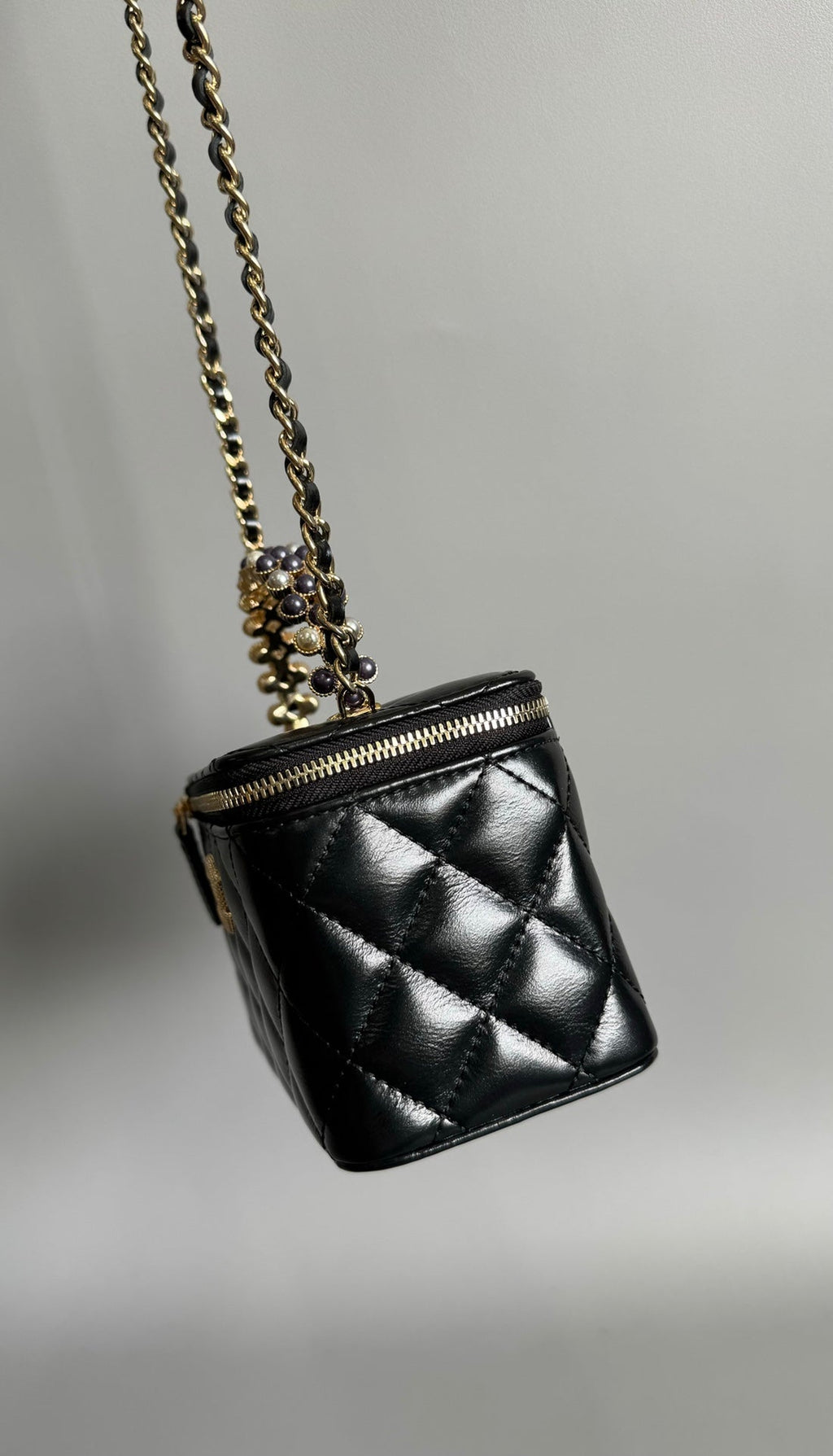 TROUSSE DE VANITY CC PEARL 17 CM EN CUIR D'AGNEAU NOIR QUINCAILLERIE DORÉ