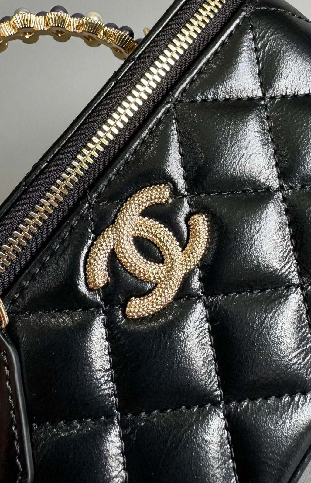 TROUSSE DE VANITY CC PEARL 17 CM EN CUIR D'AGNEAU NOIR QUINCAILLERIE DORÉ