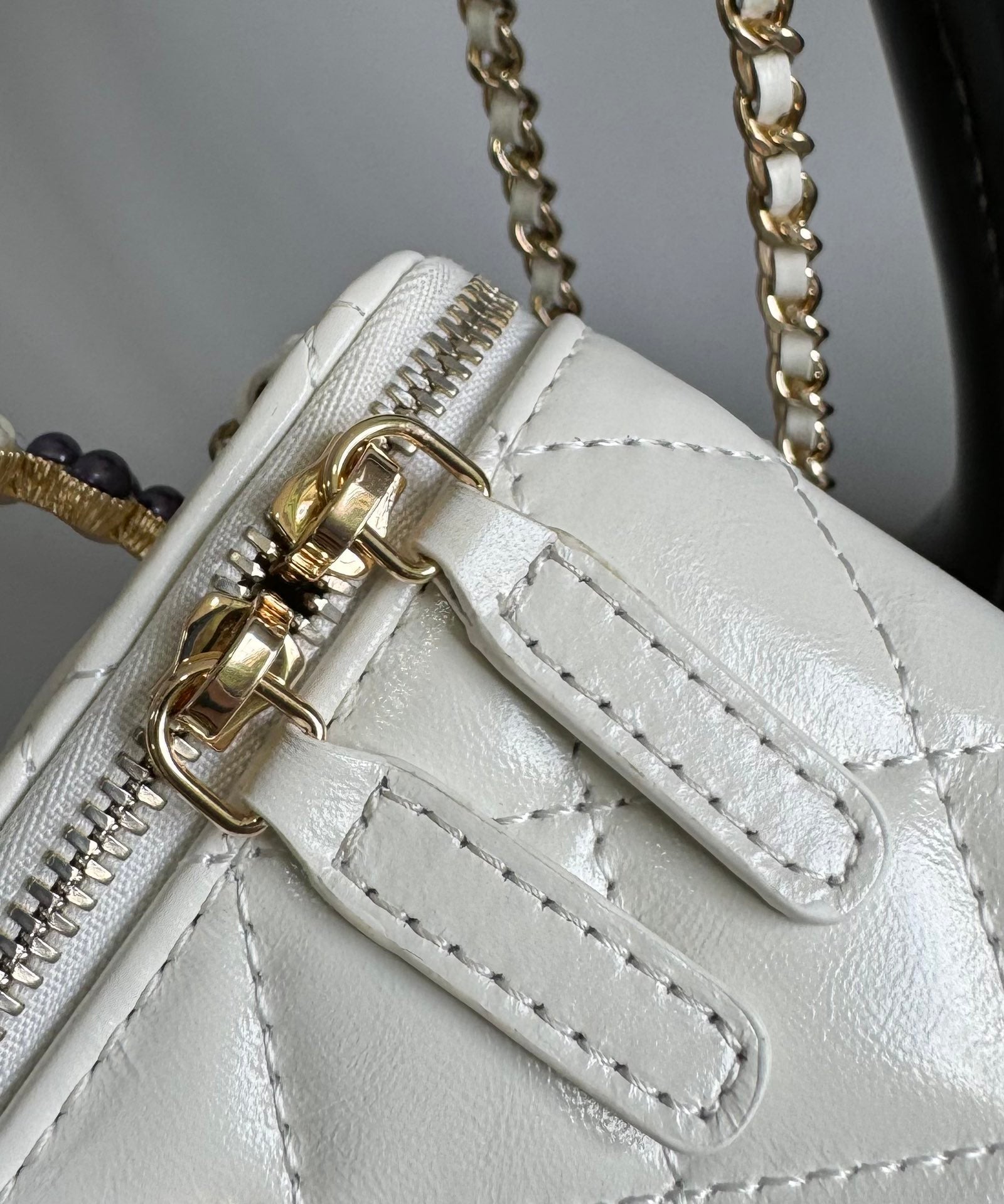 CC VANITY CASE PEARL 17CM WHITE LAMBSKIN GOLD HARDWARE