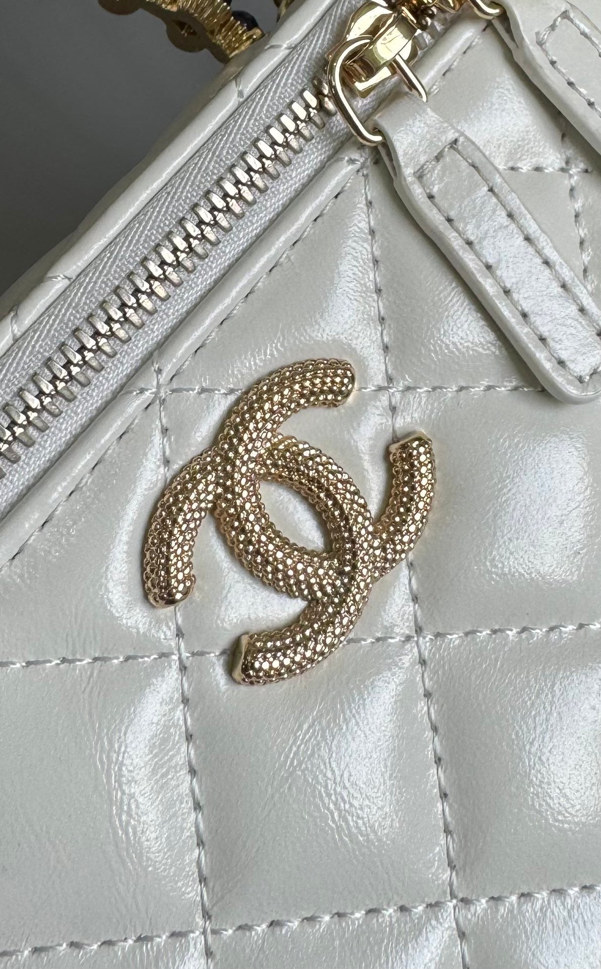 CC VANITY CASE PEARL 17CM WHITE LAMBSKIN GOLD HARDWARE