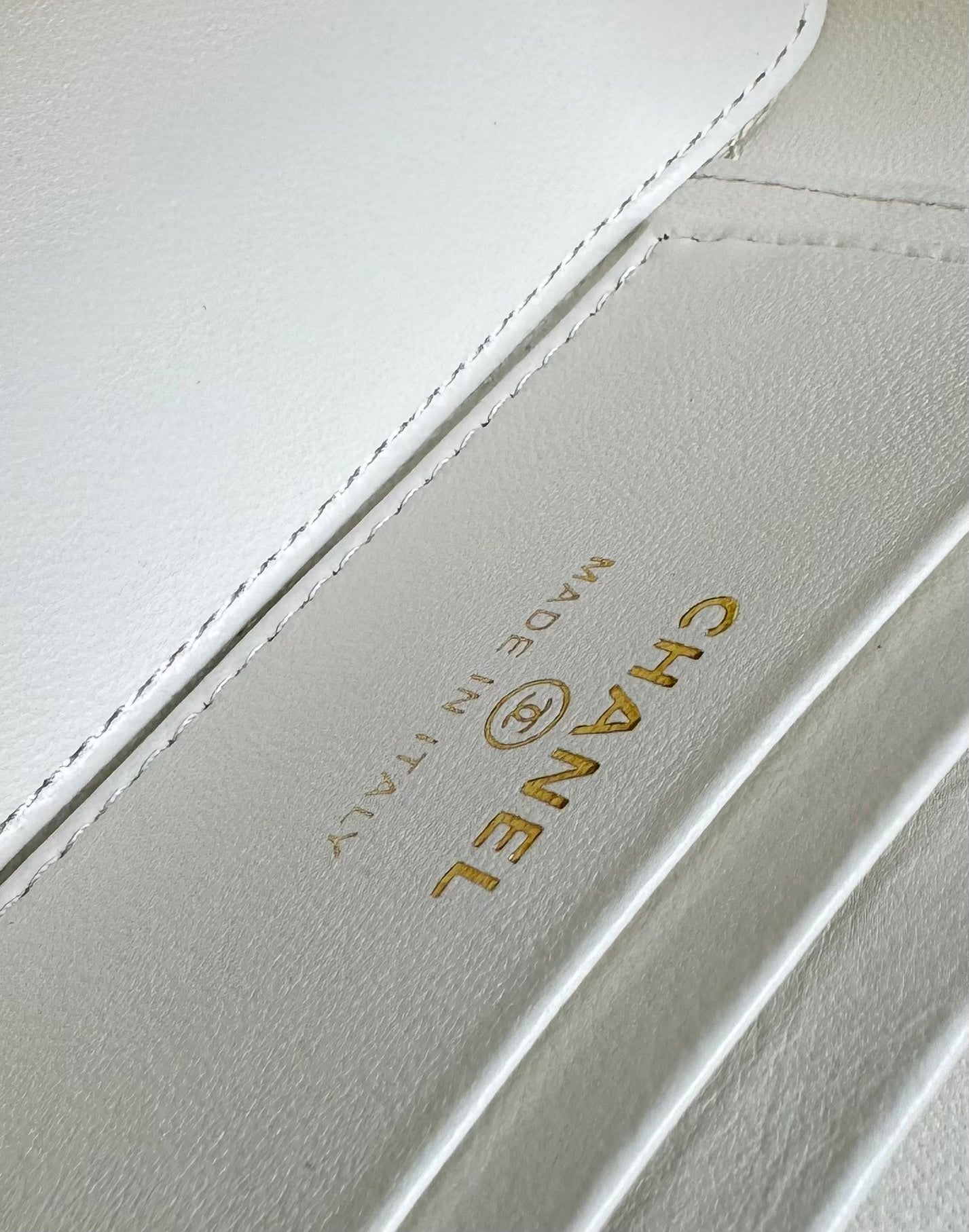 CC VANITY CASE PEARL 17CM WHITE LAMBSKIN GOLD HARDWARE