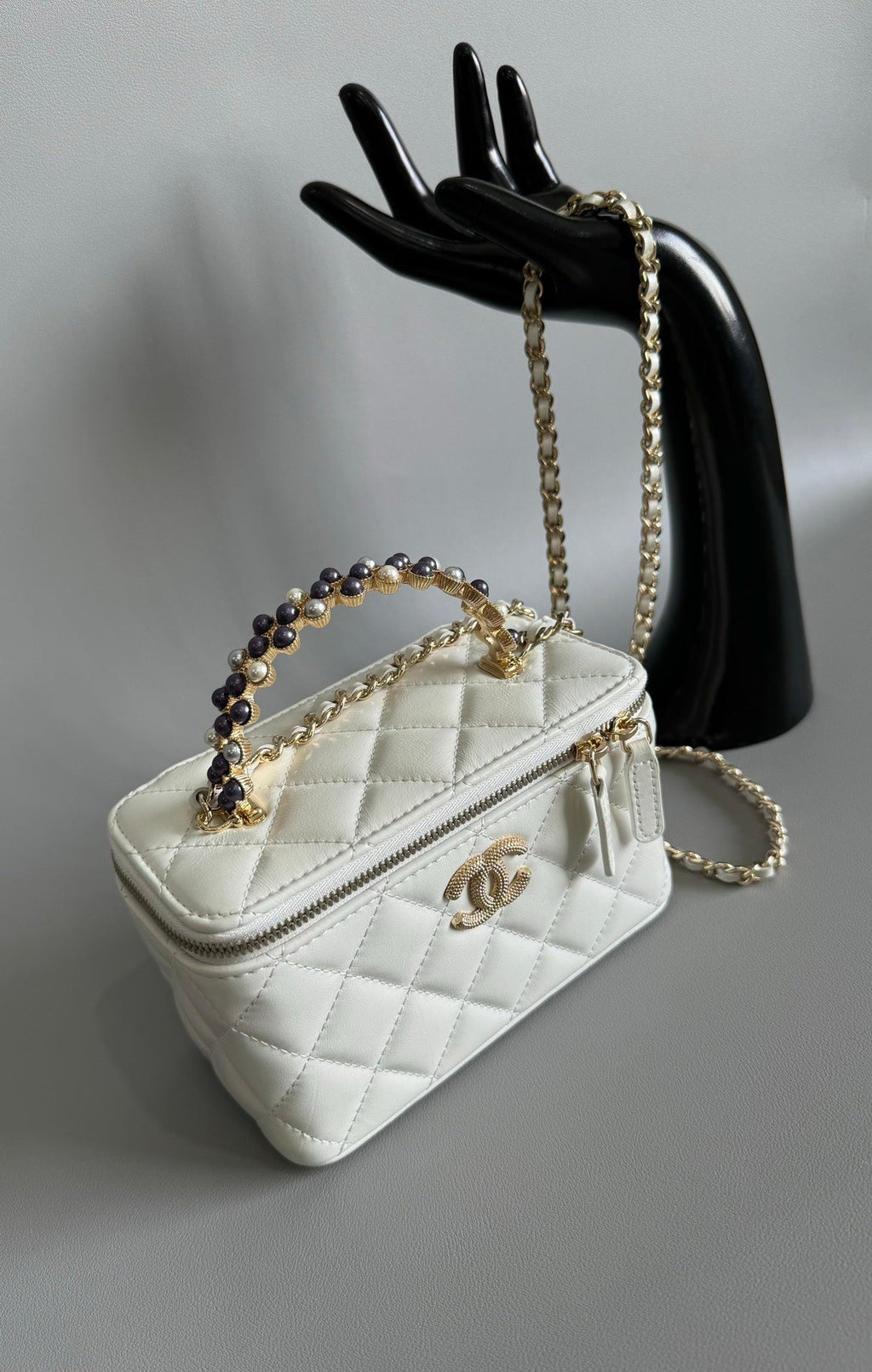 CC VANITY CASE PEARL 17CM WHITE LAMBSKIN GOLD HARDWARE