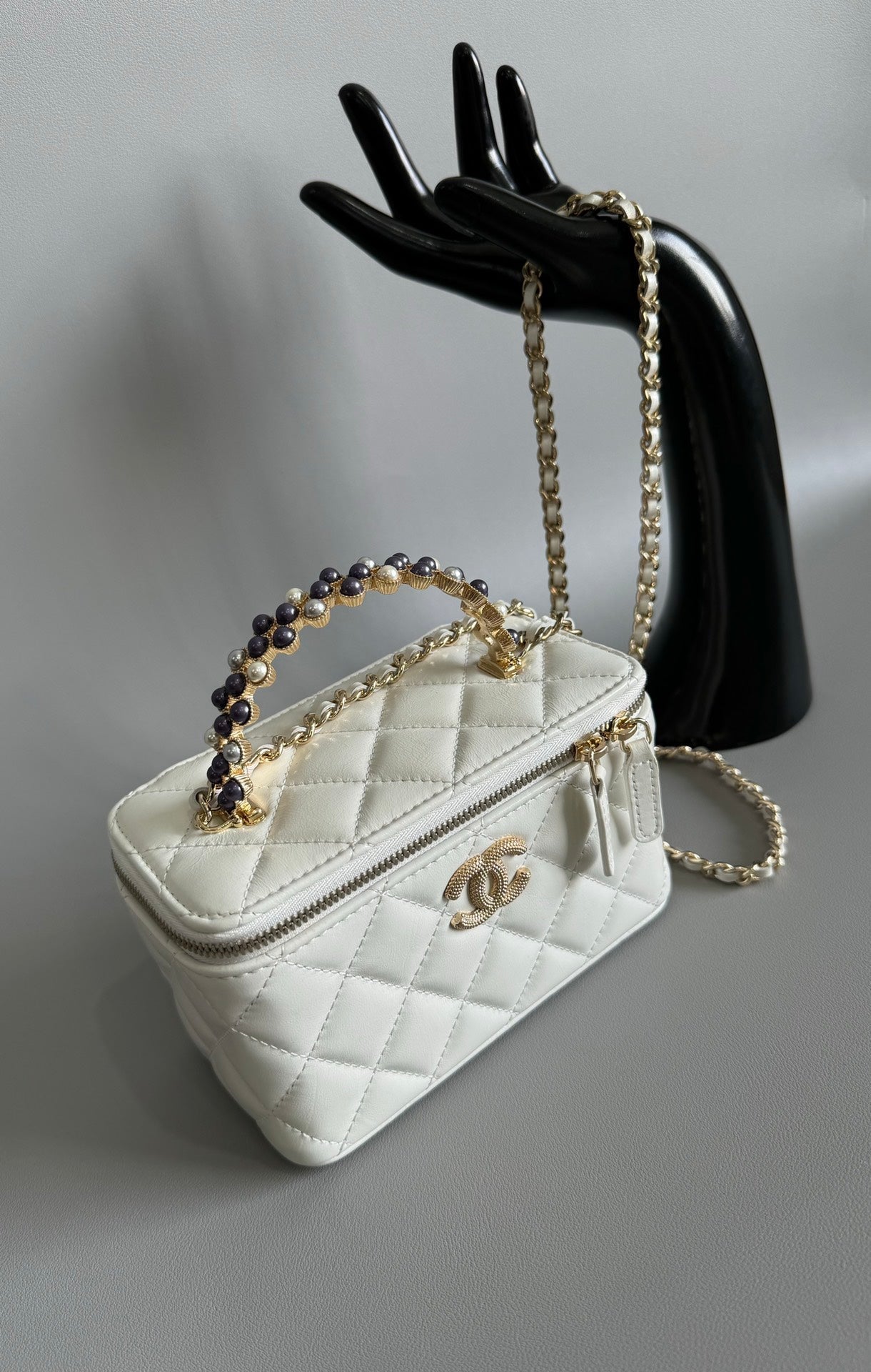 CC VANITY CASE PEARL 17CM WHITE LAMBSKIN GOLD HARDWARE