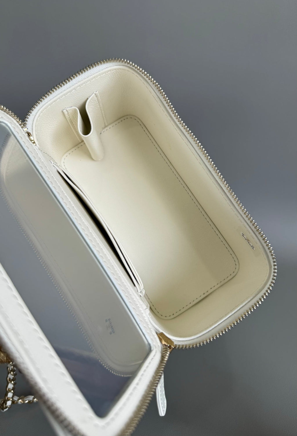 CC VANITY CASE PEARL 17CM WHITE LAMBSKIN GOLD HARDWARE
