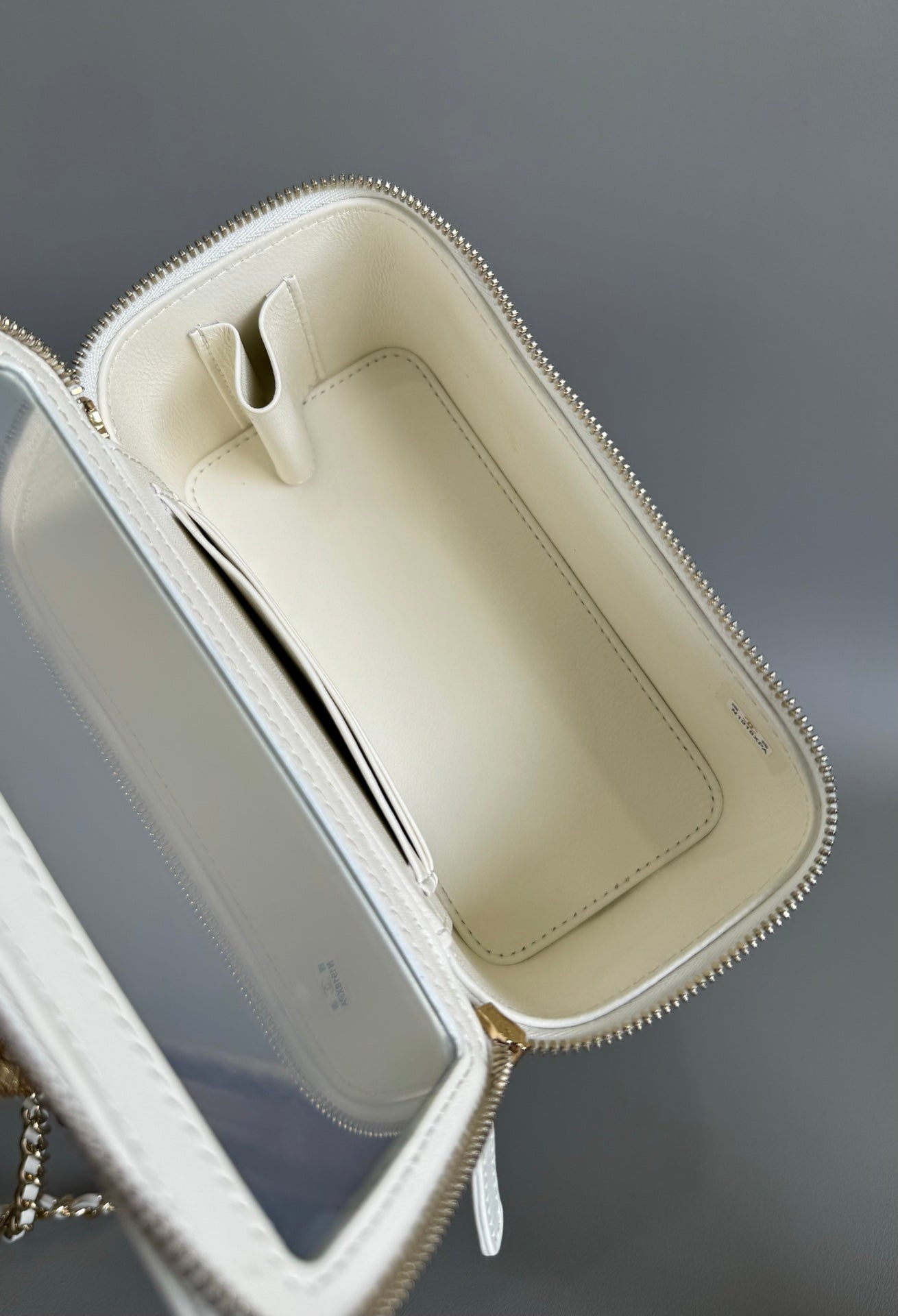 CC VANITY CASE PEARL 17CM WHITE LAMBSKIN GOLD HARDWARE