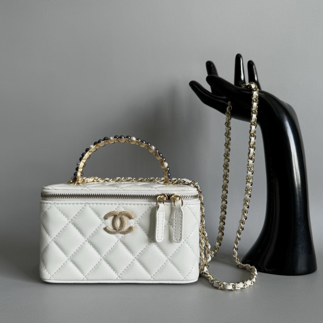 CC VANITY CASE PEARL 17CM WHITE LAMBSKIN GOLD HARDWARE