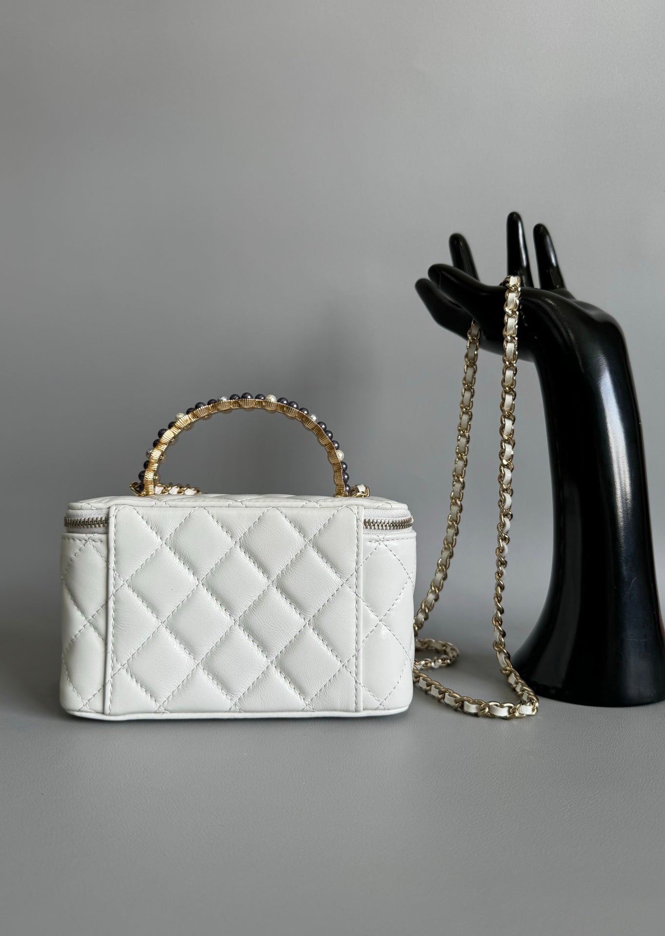 CC VANITY CASE PEARL 17CM WHITE LAMBSKIN GOLD HARDWARE