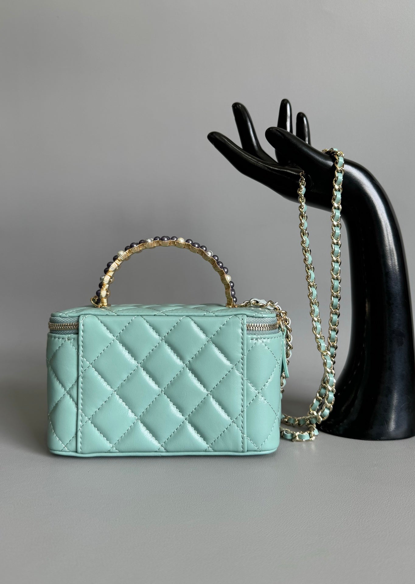 CC VANITY CASE PEARL 17CM AQUA BLUE LAMBSKIN GOLD HARDWARE