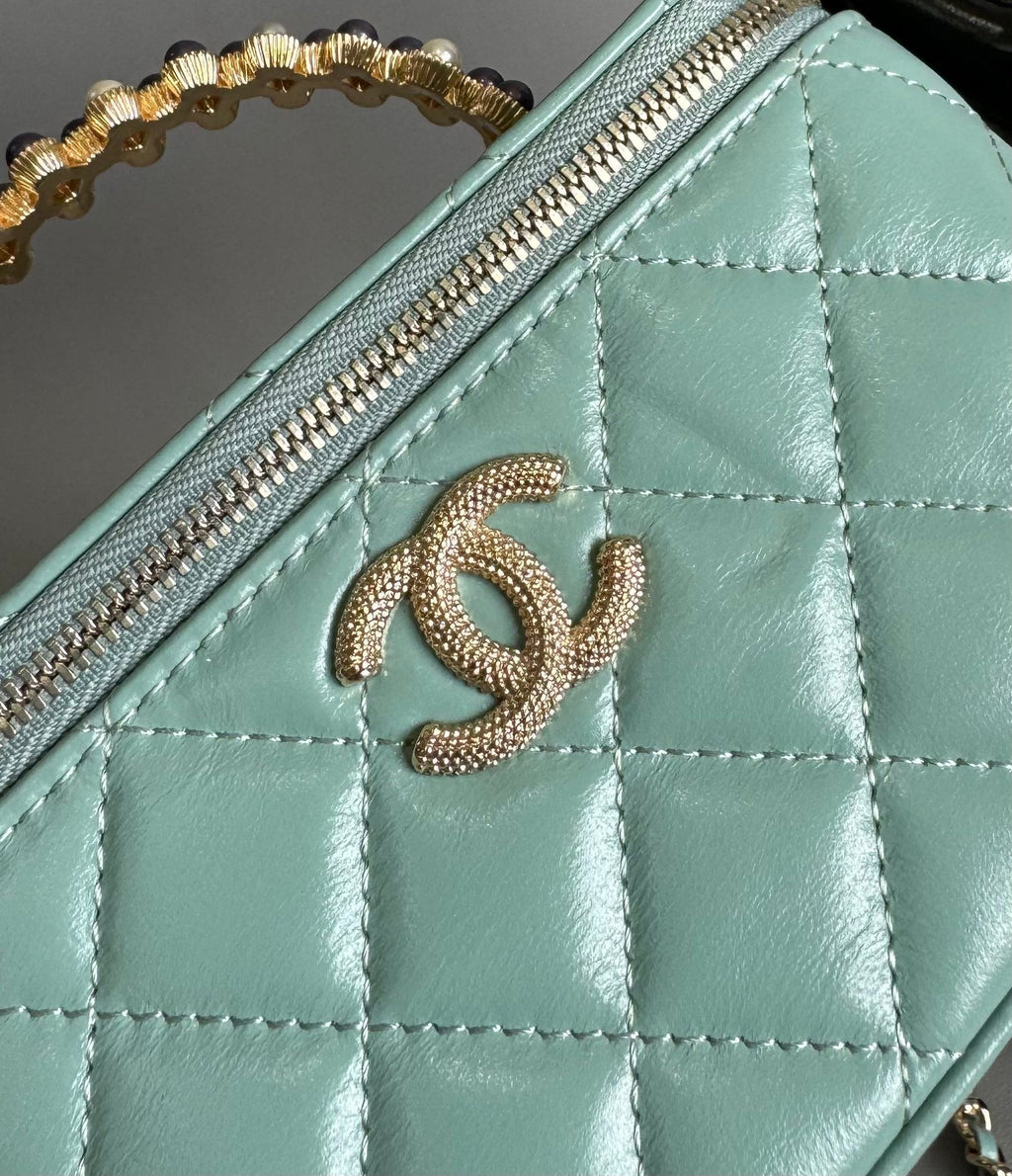 TROUSSE DE VANITY CC PEARL 17 CM EN CUIR D'AGNEAU BLEU AQUA QUINCAILLERIE DORÉ