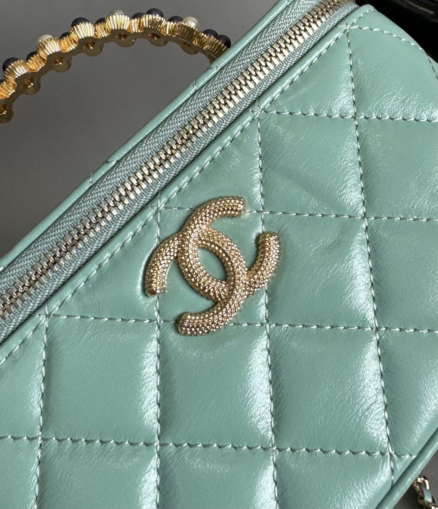 CC VANITY CASE PEARL 17CM AQUA BLUE LAMBSKIN GOLD HARDWARE