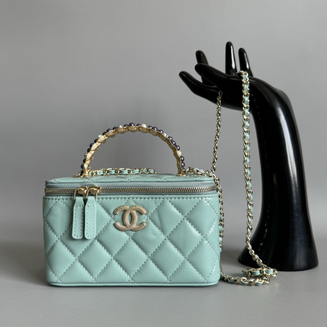 CC VANITY CASE PEARL 17CM AQUA BLUE LAMBSKIN GOLD HARDWARE