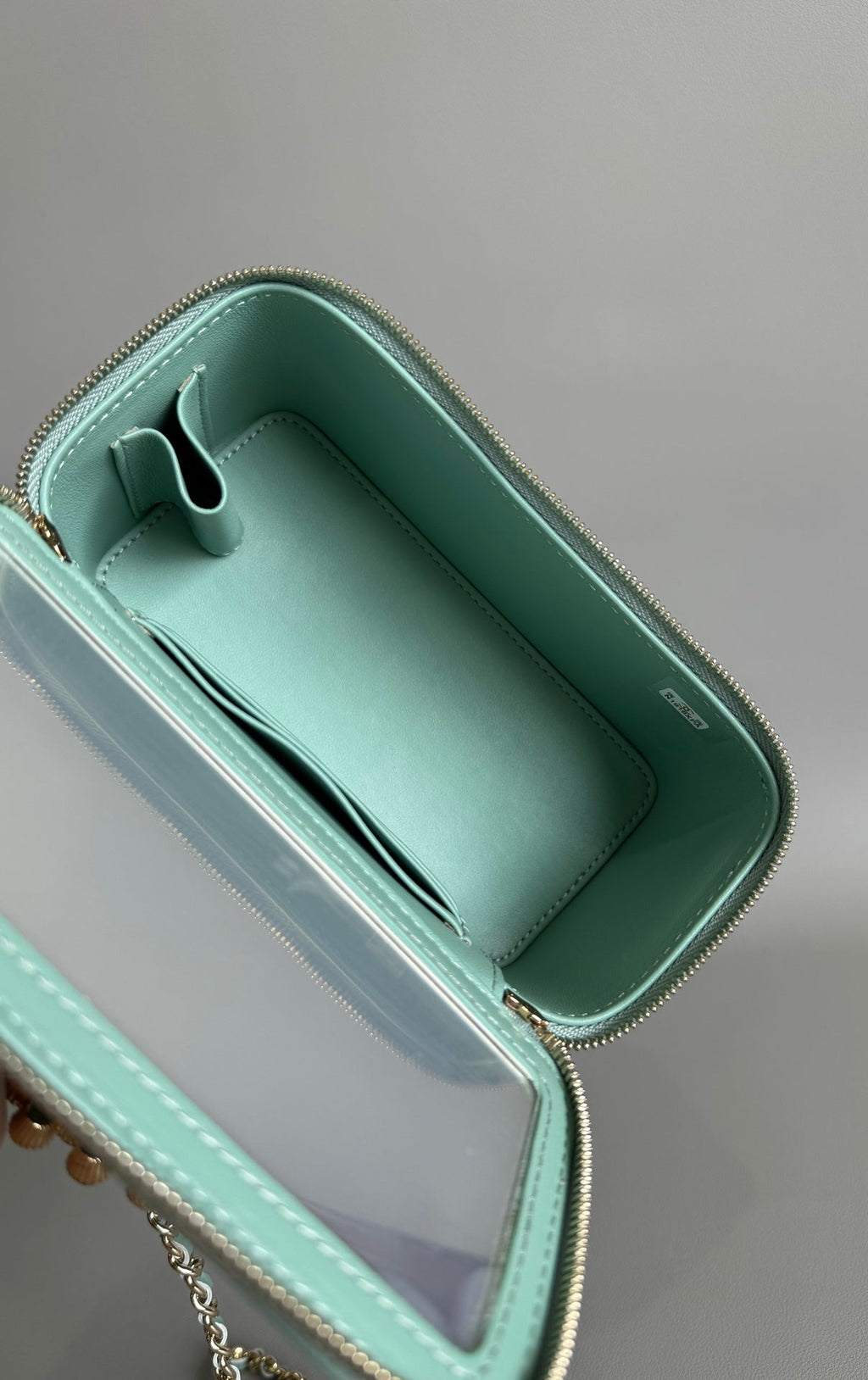 TROUSSE DE VANITY CC PEARL 17 CM EN CUIR D'AGNEAU BLEU AQUA QUINCAILLERIE DORÉ