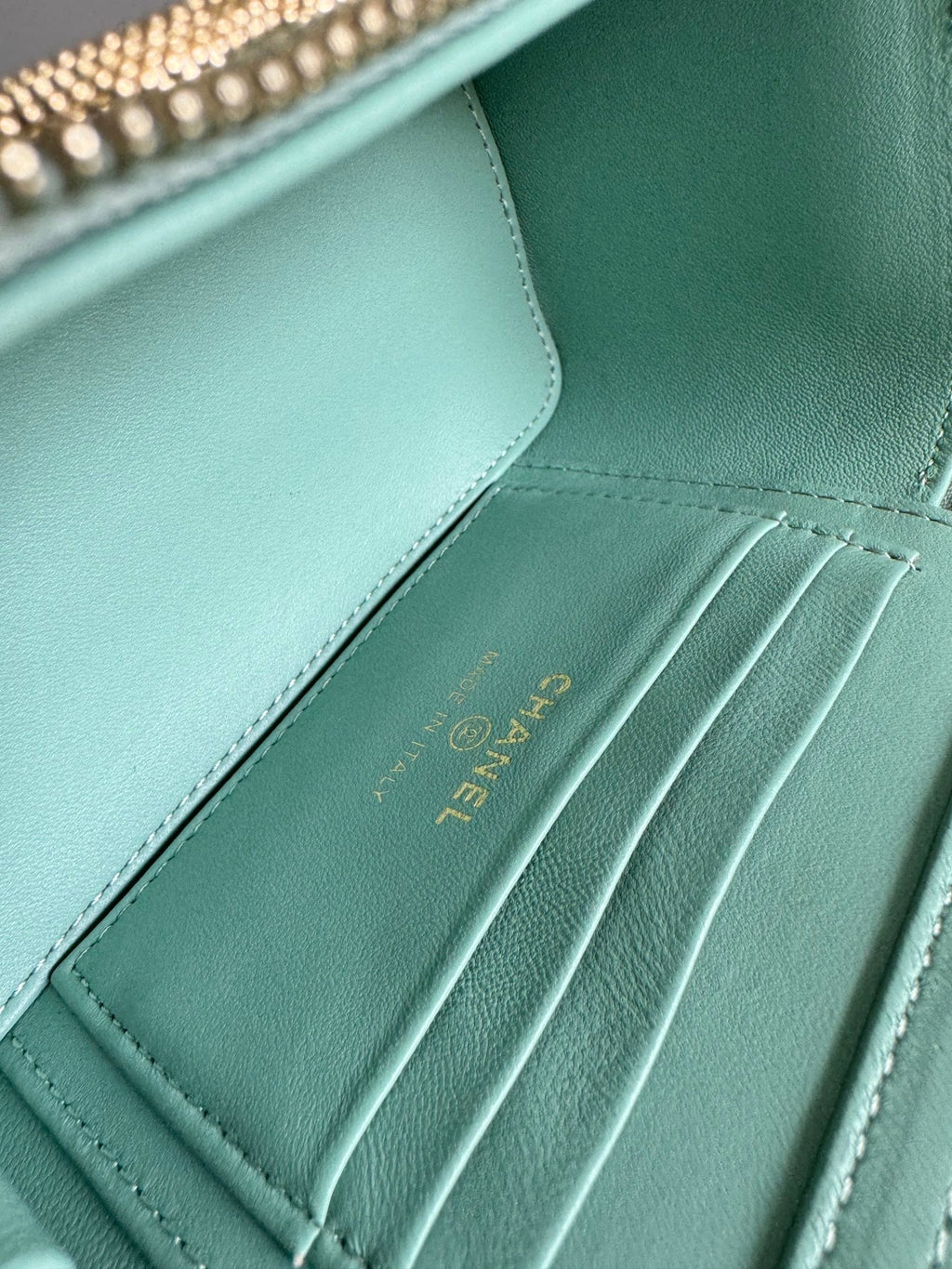 TROUSSE DE VANITY CC PEARL 17 CM EN CUIR D'AGNEAU BLEU AQUA QUINCAILLERIE DORÉ