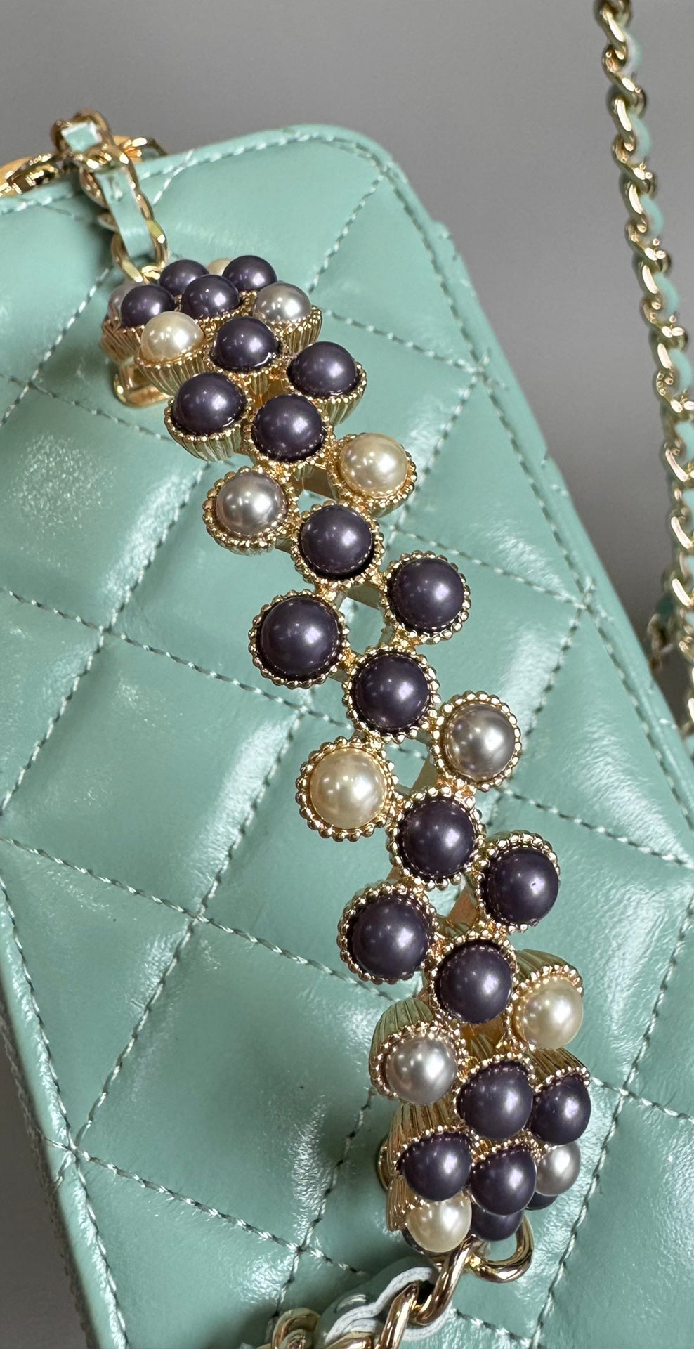 TROUSSE DE VANITY CC PEARL 17 CM EN CUIR D'AGNEAU BLEU AQUA QUINCAILLERIE DORÉ