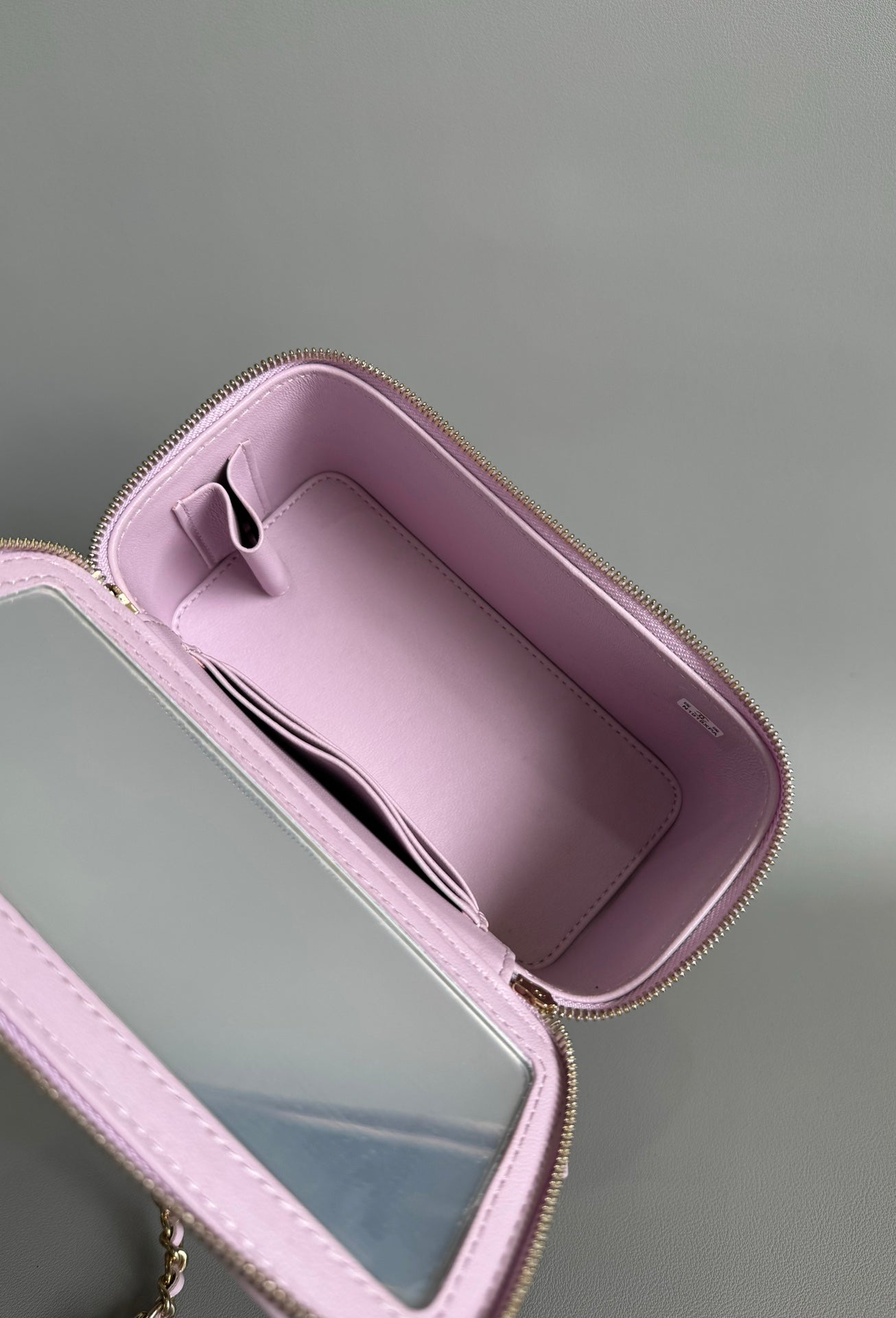 TROUSSE DE VANITY CC PEARL 17 CM EN CUIR D'AGNEAU BARBE À PAPA QUINCAILLERIE DORÉ