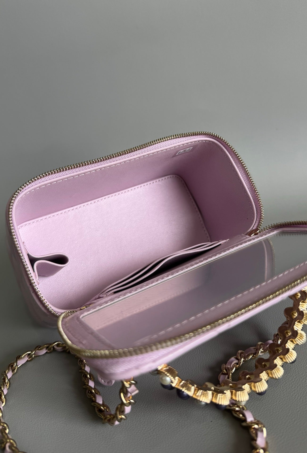 TROUSSE DE VANITY CC PEARL 17 CM EN CUIR D'AGNEAU BARBE À PAPA QUINCAILLERIE DORÉ