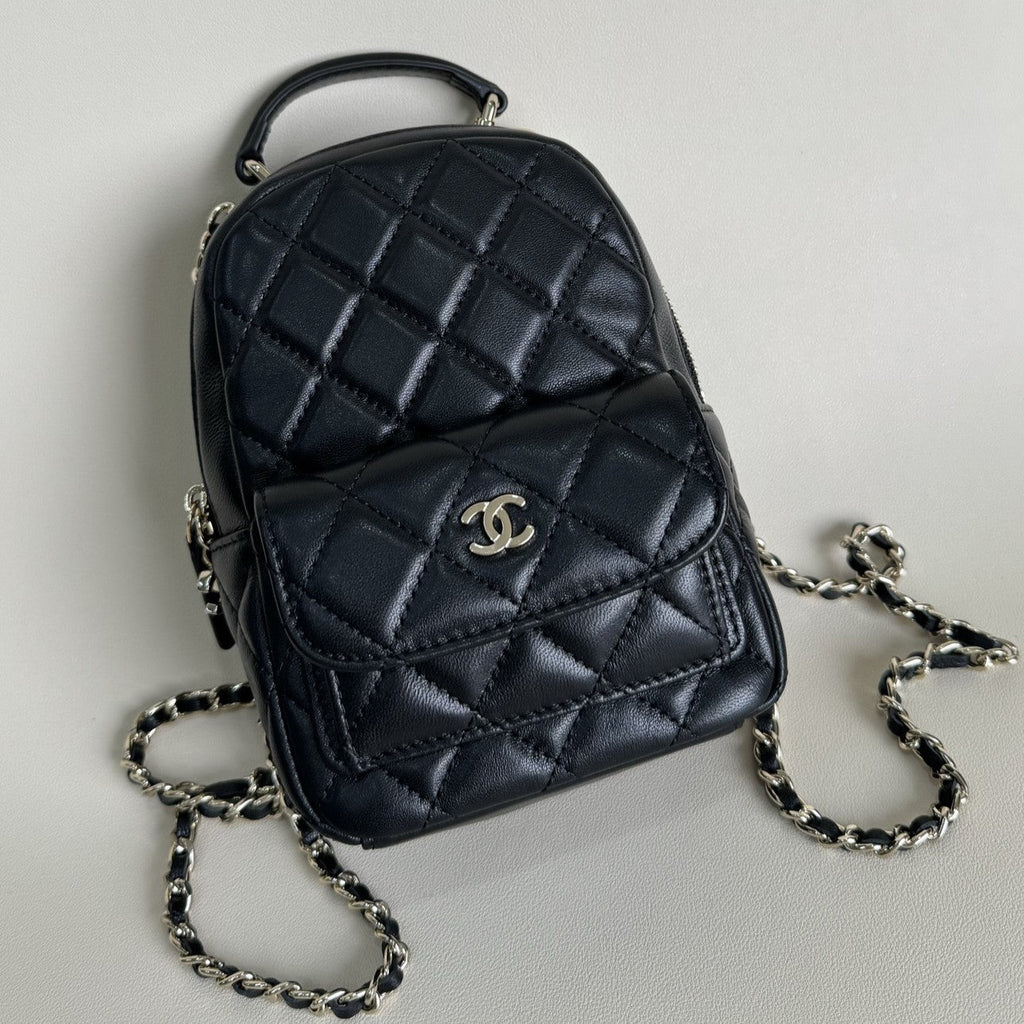 SAC À DOS CC MINI 18 EN CUIR D'AGNEAU NOIR ET QUINCAILLERIE OR CLAIR