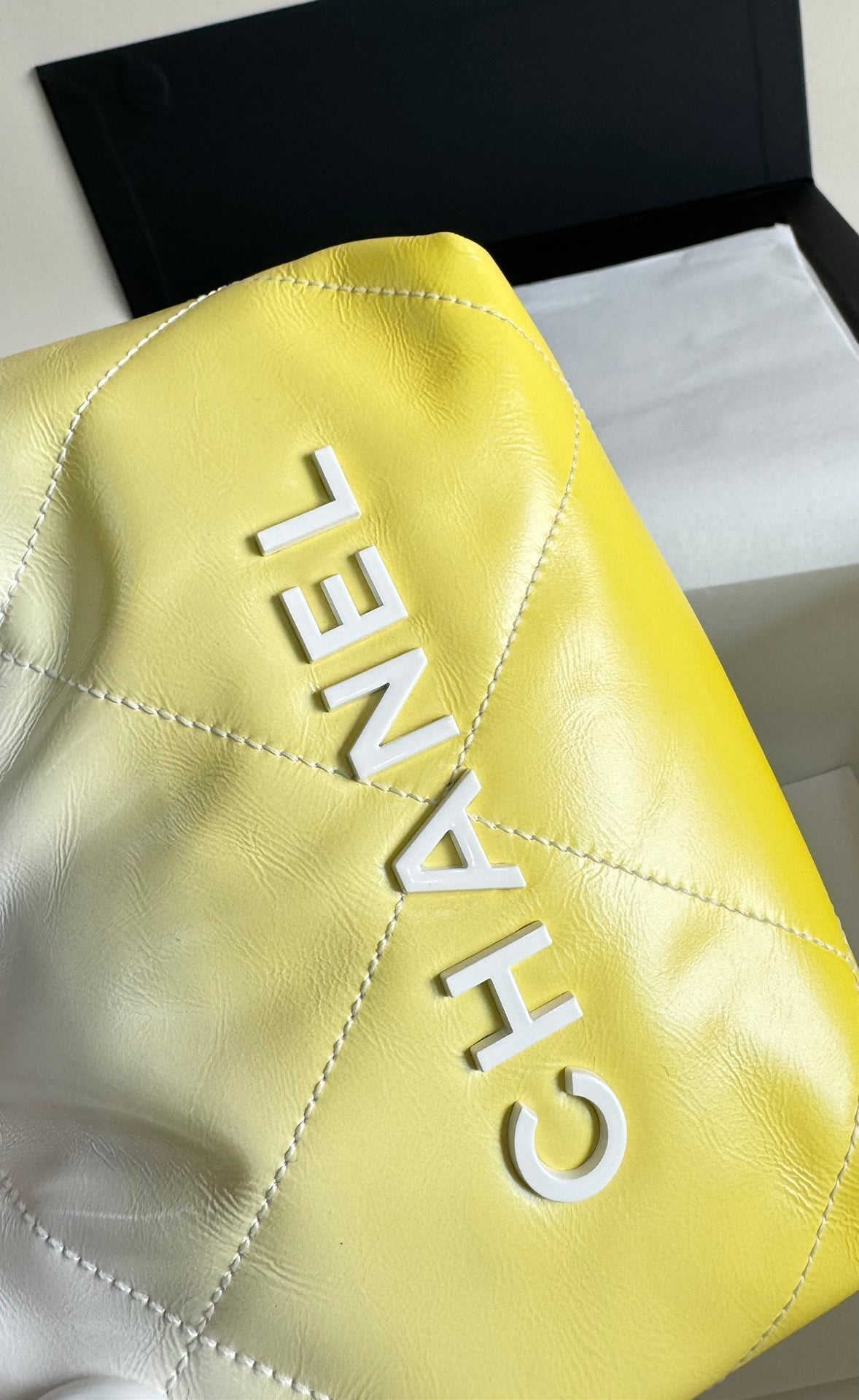CC HOBO MINI 20CM JAUNE BLANC AGNEAU