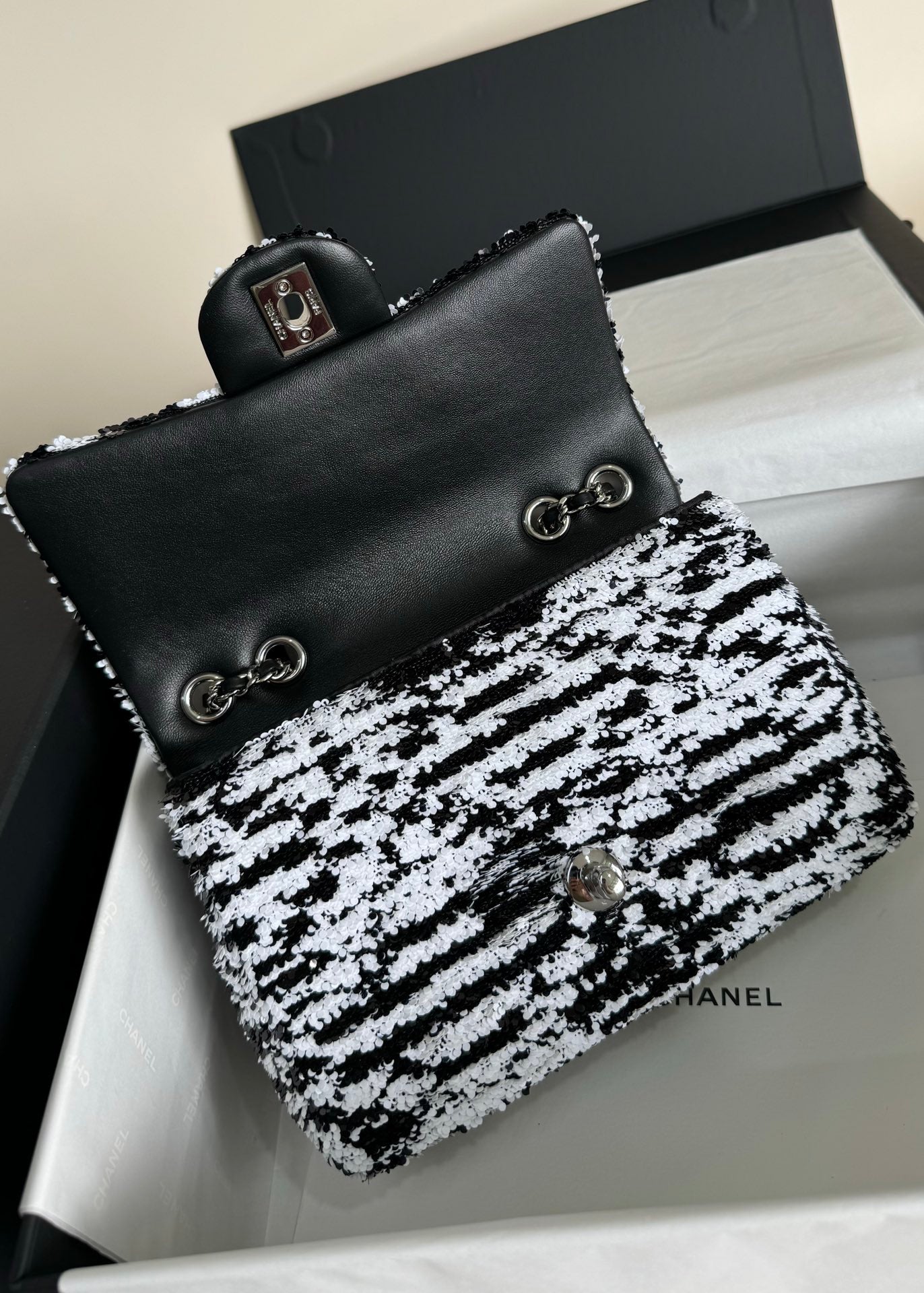 SAC À RABAT 20 EN SAQUINS NOIRS ET BLANCS QUINCAILLERIE ARGENTÉE 