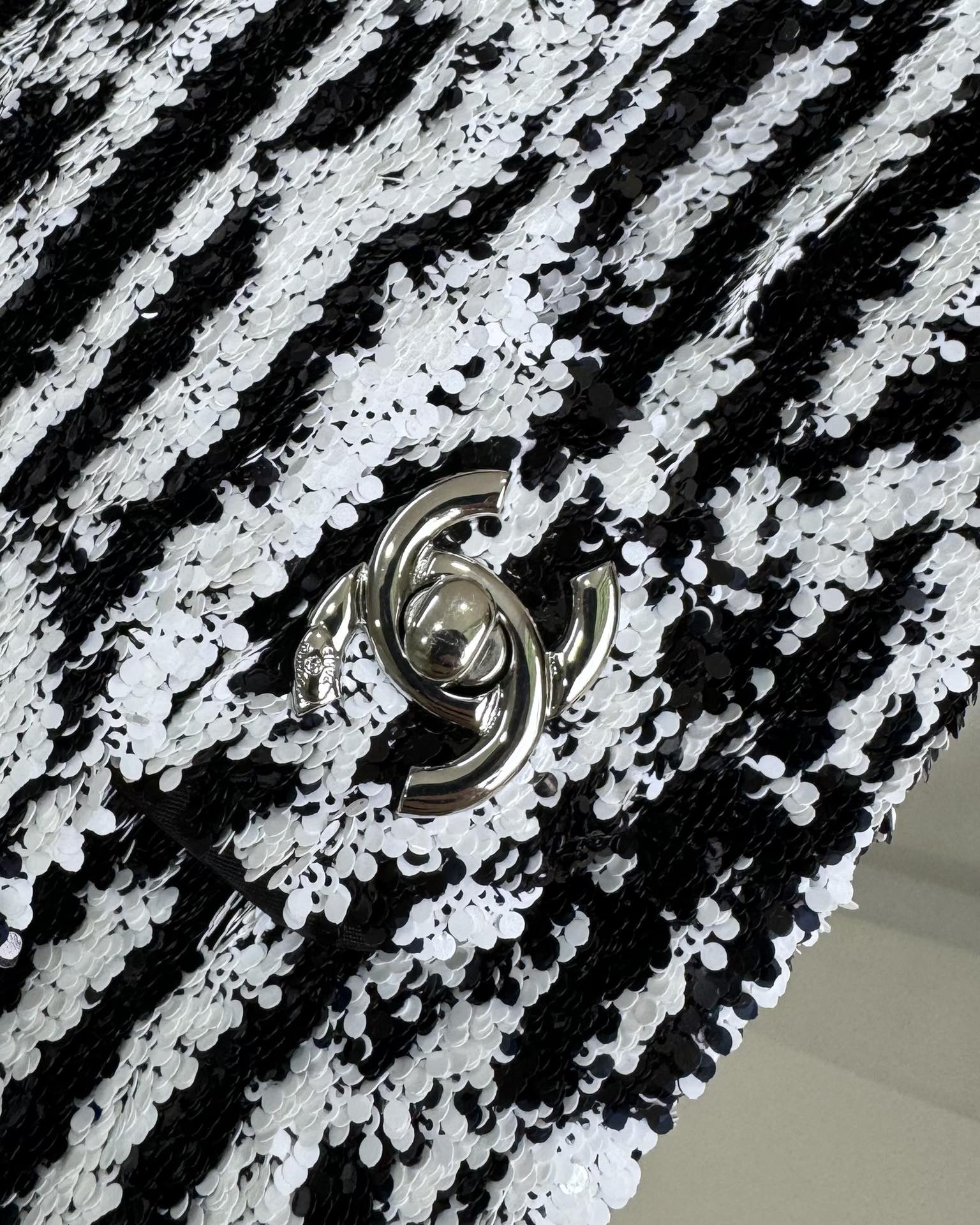 SAC À RABAT 20 EN SAQUINS NOIRS ET BLANCS QUINCAILLERIE ARGENTÉE 