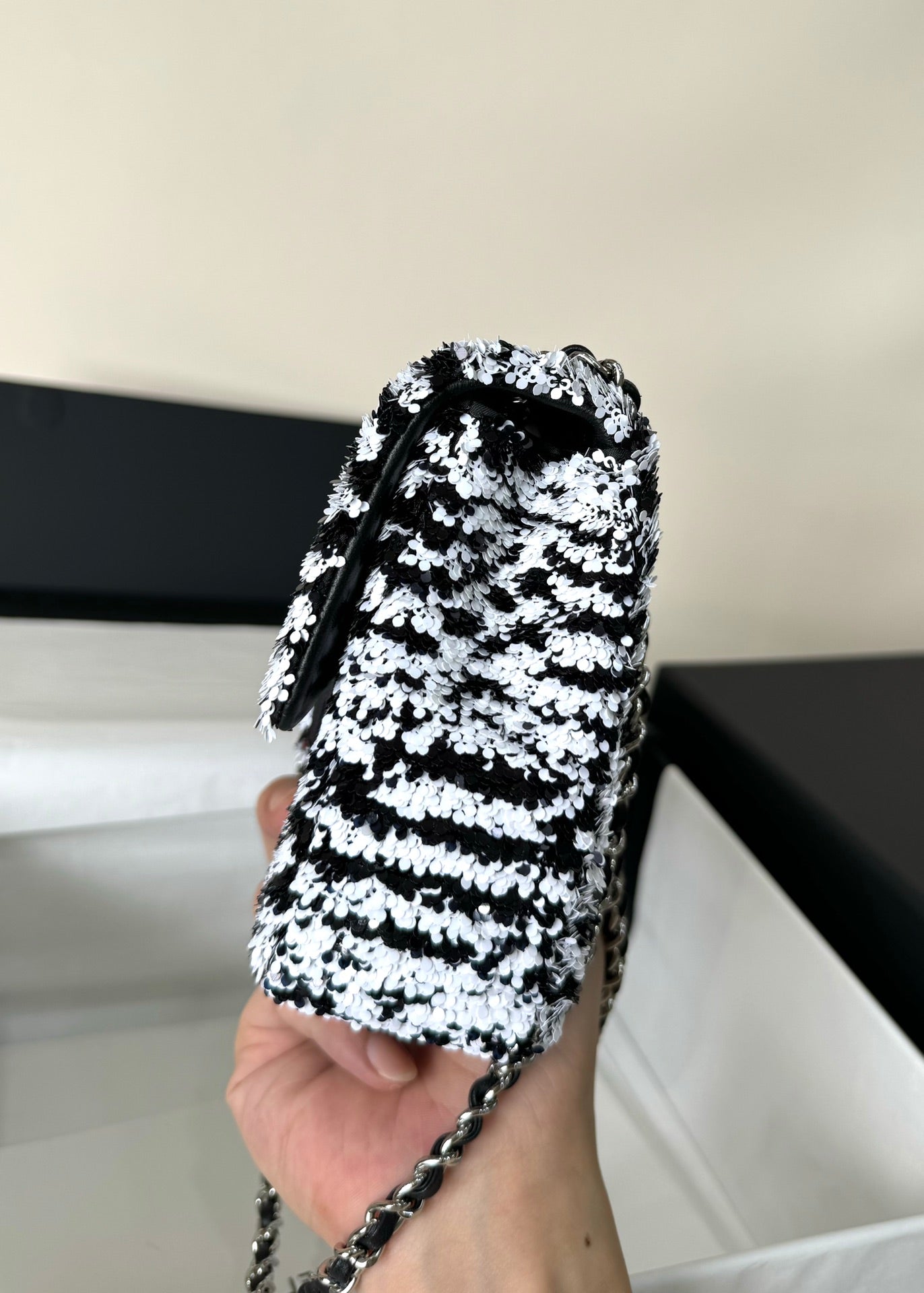SAC À RABAT 20 EN SAQUINS NOIRS ET BLANCS QUINCAILLERIE ARGENTÉE 
