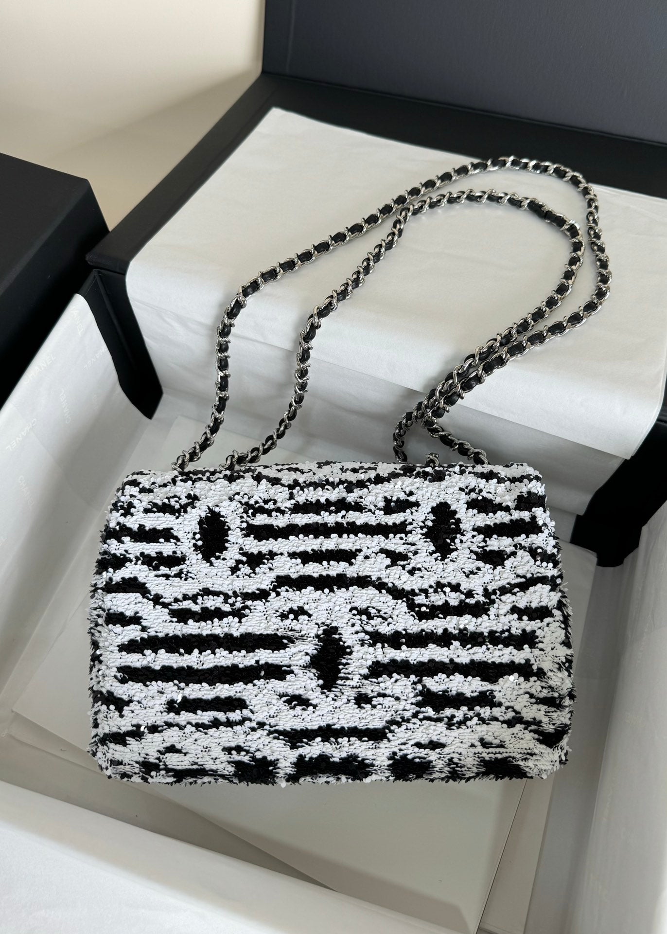 SAC À RABAT 20 EN SAQUINS NOIRS ET BLANCS QUINCAILLERIE ARGENTÉE 