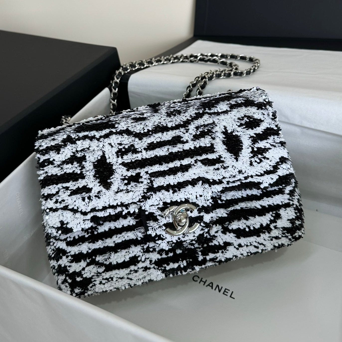 SAC À RABAT 20 EN SAQUINS NOIRS ET BLANCS QUINCAILLERIE ARGENTÉE 