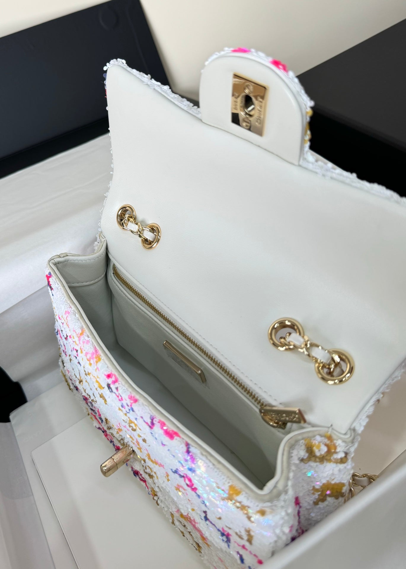SAC À RABAT 20 SAQUINS COLORÉS EN CUIR DE VEAU BLANC QUINCAILLERIE DORÉ 