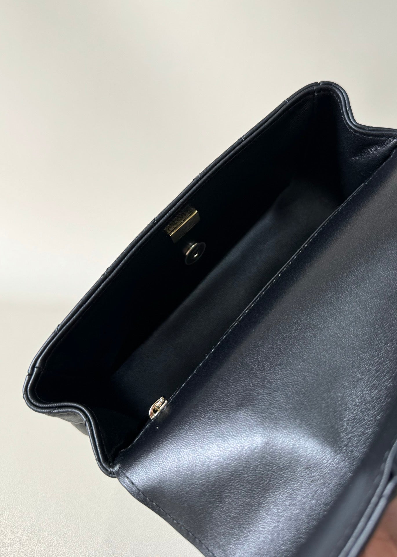 24A MINI SAC À RABAT POIGNÉE SUPÉRIEURE 20 CM CUIR D'AGNEAU NOIR QUINCAILLERIE ARGENTÉE