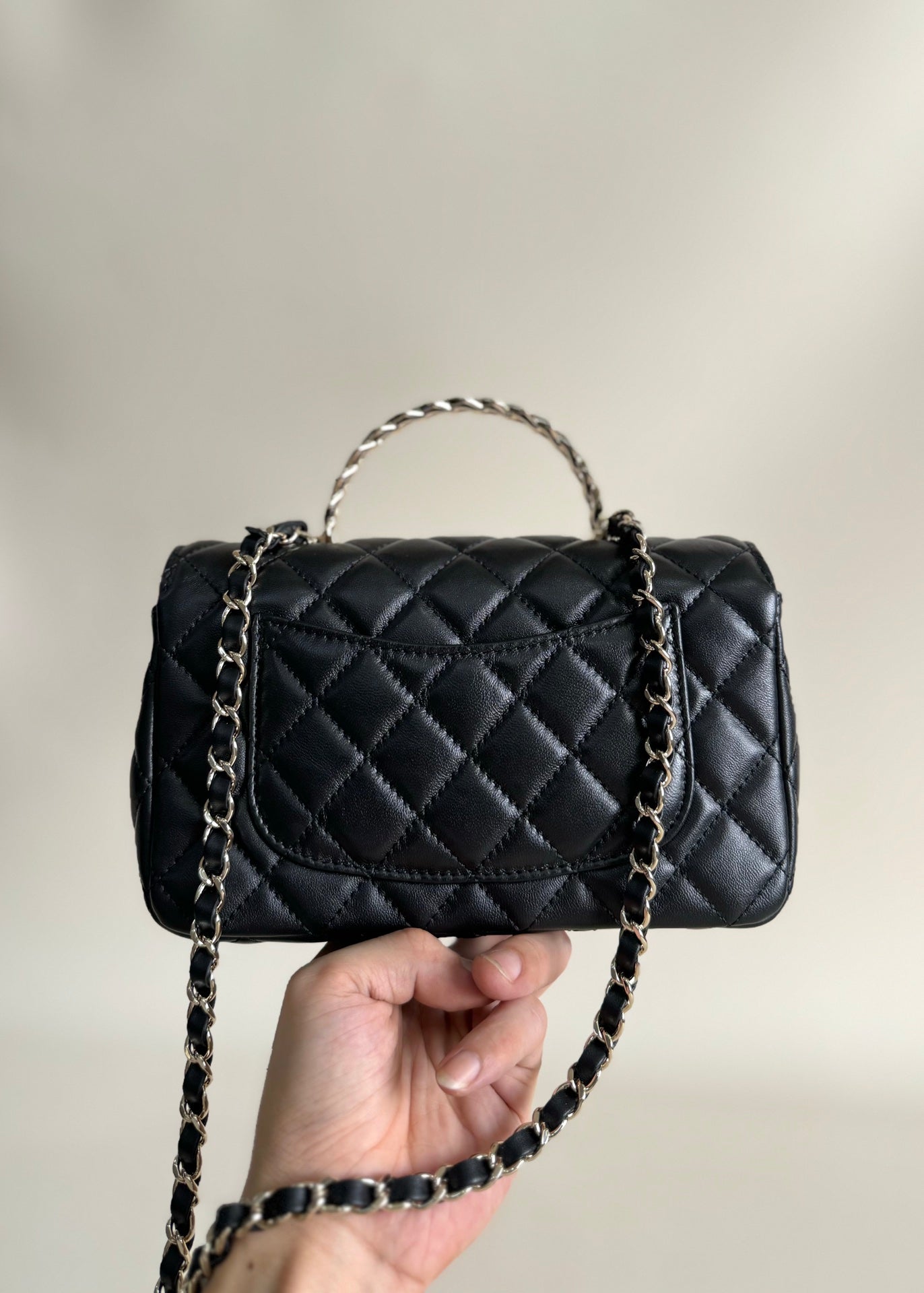 24A MINI SAC À RABAT POIGNÉE SUPÉRIEURE 20 CM CUIR D'AGNEAU NOIR QUINCAILLERIE ARGENTÉE
