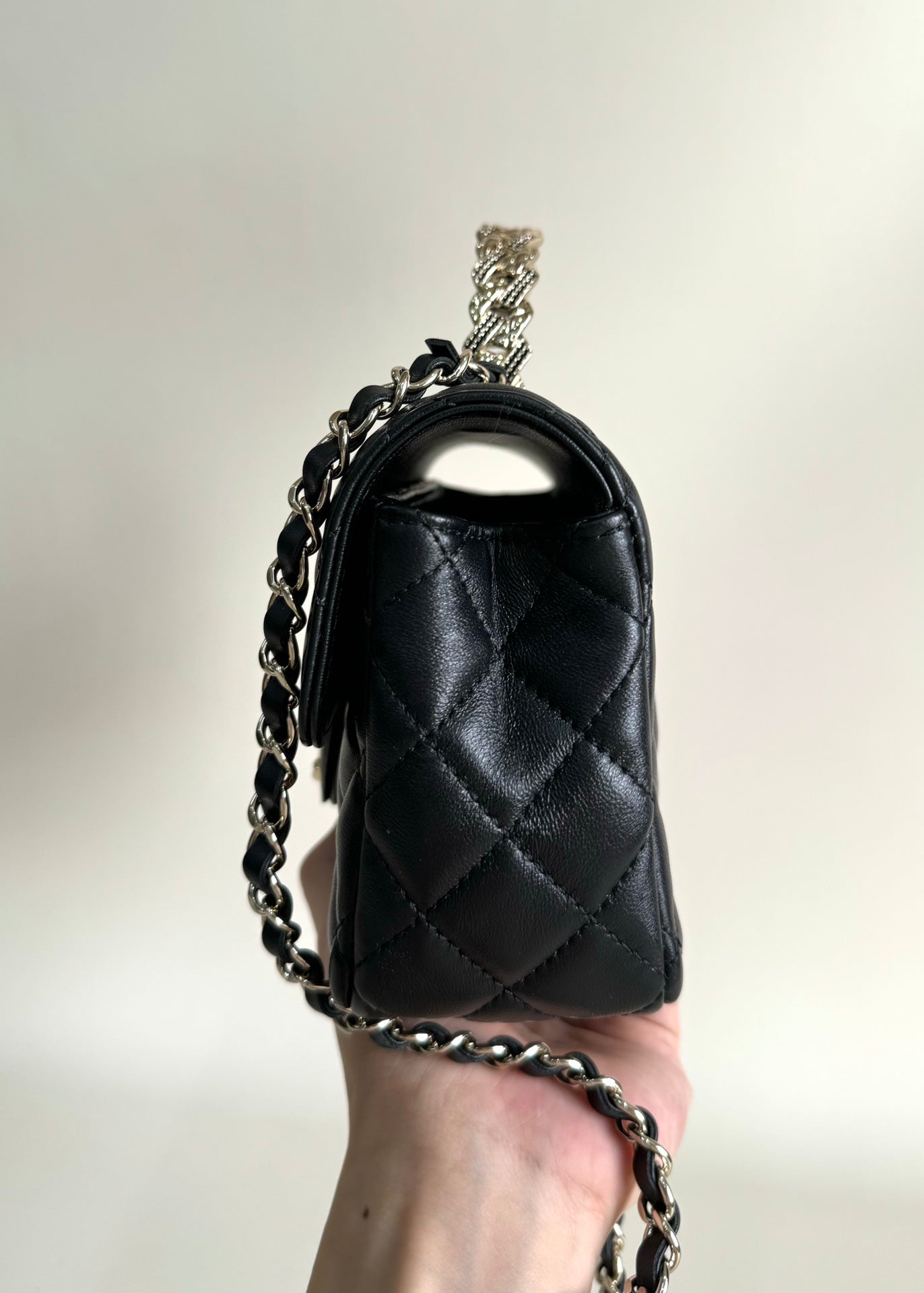24A MINI SAC À RABAT POIGNÉE SUPÉRIEURE 20 CM CUIR D'AGNEAU NOIR QUINCAILLERIE ARGENTÉE