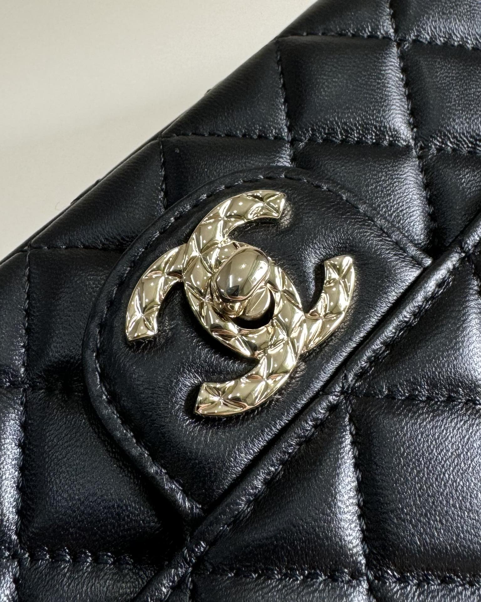24A MINI SAC À RABAT POIGNÉE SUPÉRIEURE 20 CM CUIR D'AGNEAU NOIR QUINCAILLERIE ARGENTÉE
