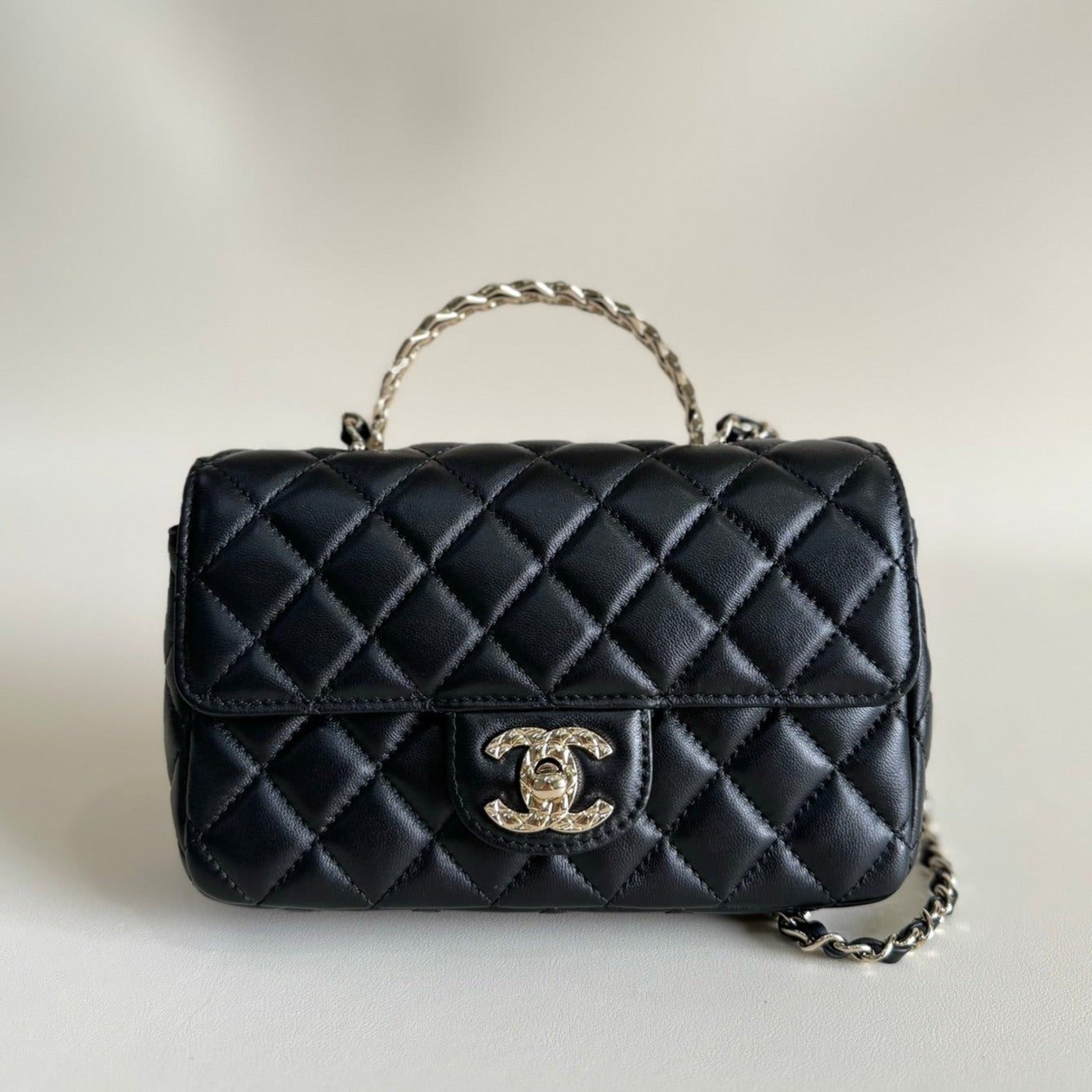 24A MINI SAC À RABAT POIGNÉE SUPÉRIEURE 20 CM CUIR D'AGNEAU NOIR QUINCAILLERIE ARGENTÉE