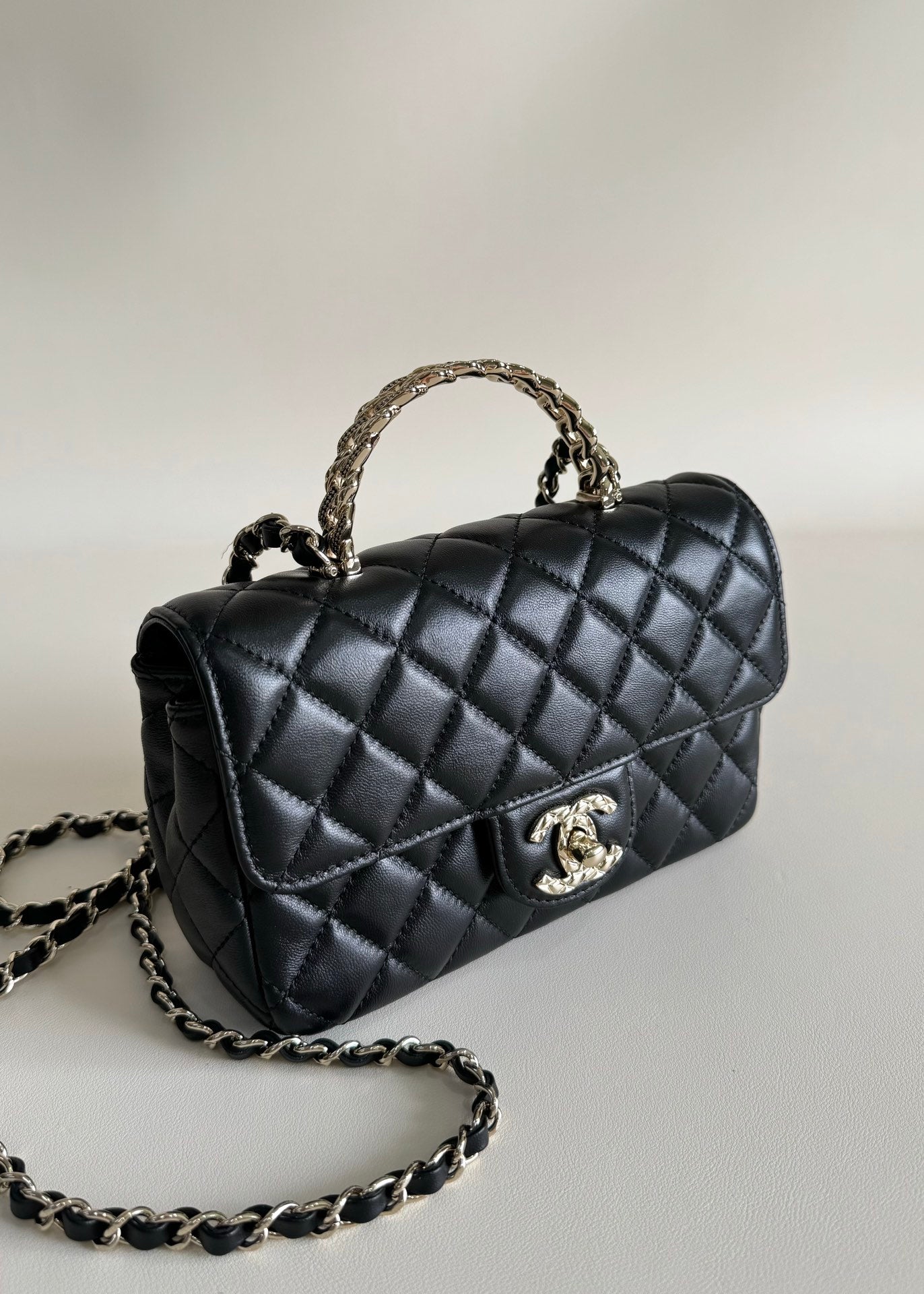 24A MINI FLAP BAG TOP HANDLE 20CM BLACK LAMBSKIN SILVER HARDWARE