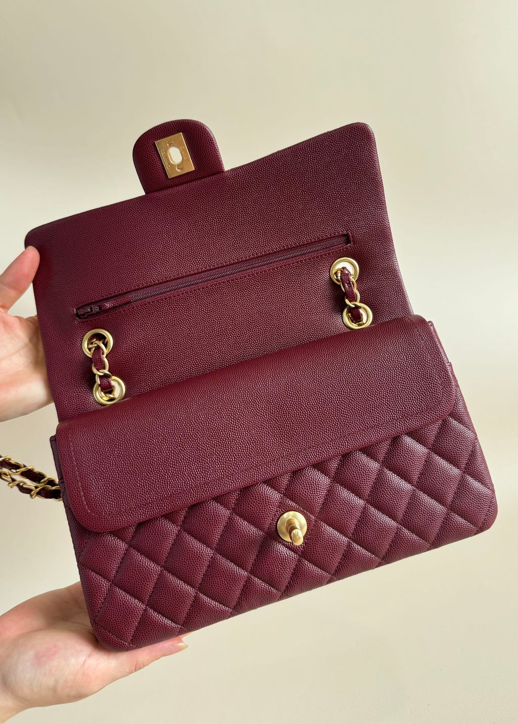 FLAP BAG MEDIUM 25 BURGUNDY CAVIAR GOLD HARDWARE