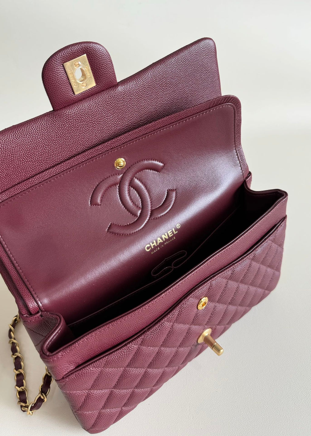 FLAP BAG MEDIUM 25 BURGUNDY CAVIAR GOLD HARDWARE