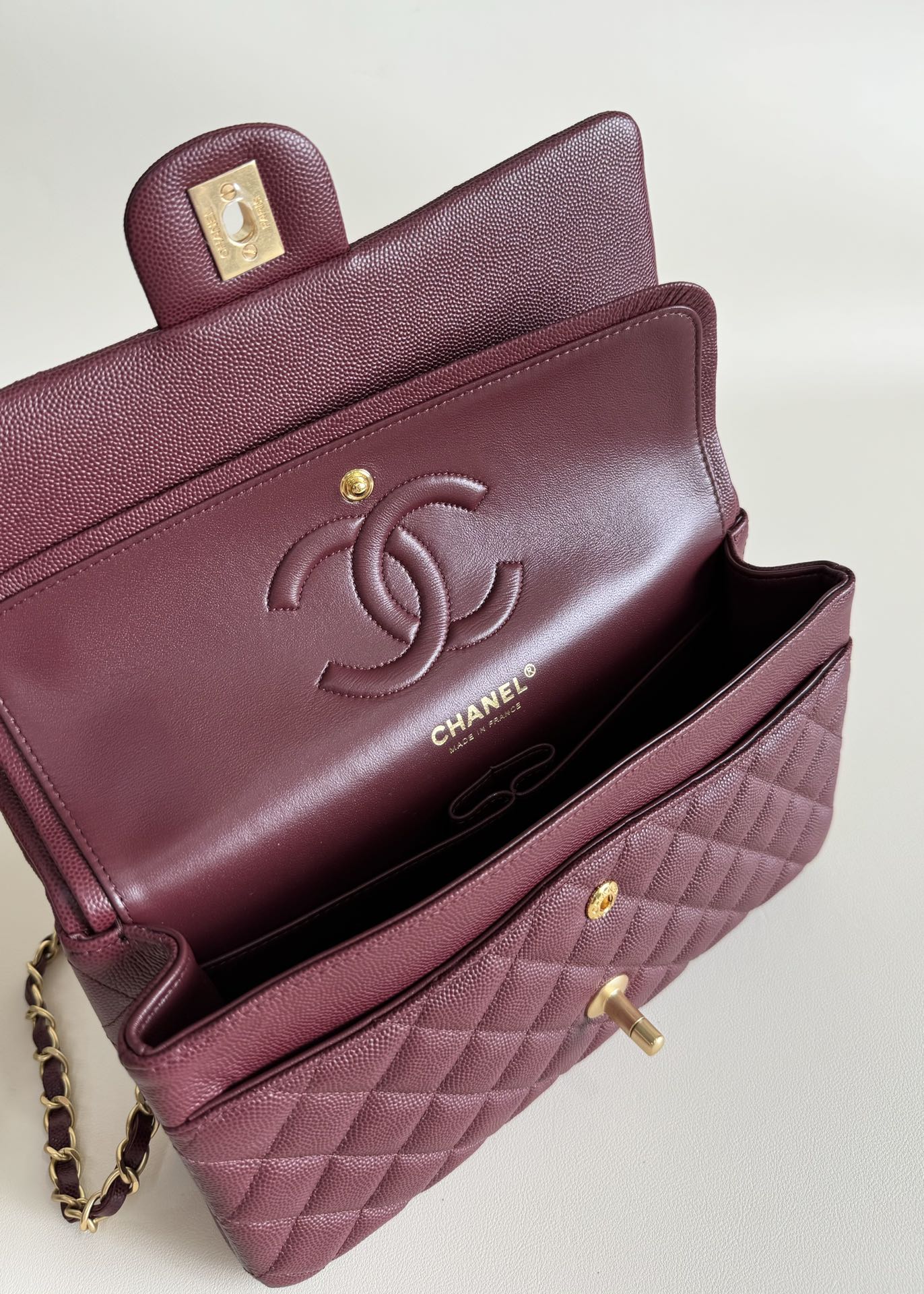 FLAP BAG MEDIUM 25 BURGUNDY CAVIAR GOLD HARDWARE