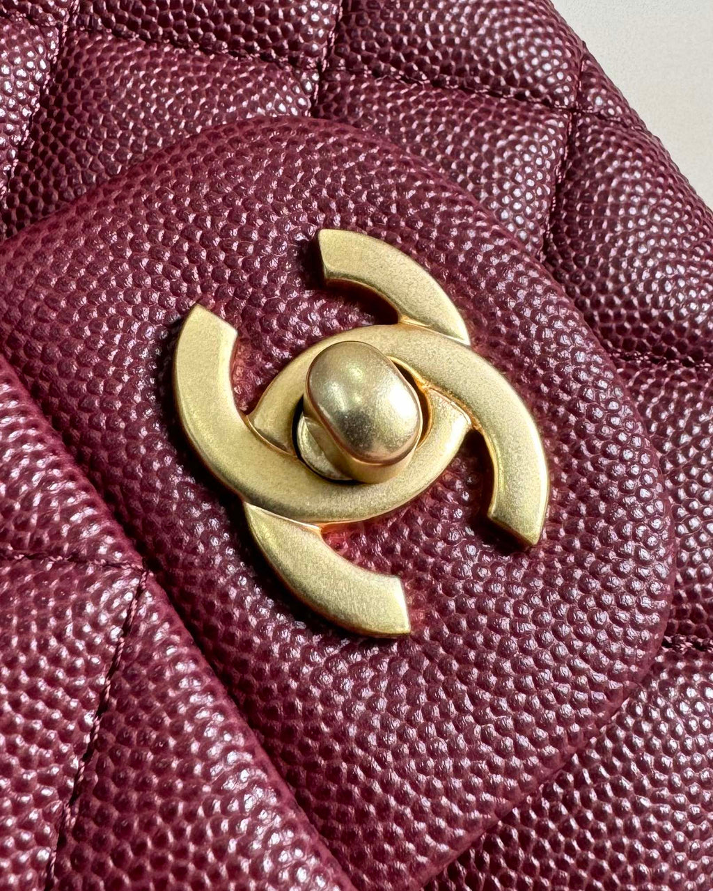 FLAP BAG MEDIUM 25 BURGUNDY CAVIAR GOLD HARDWARE