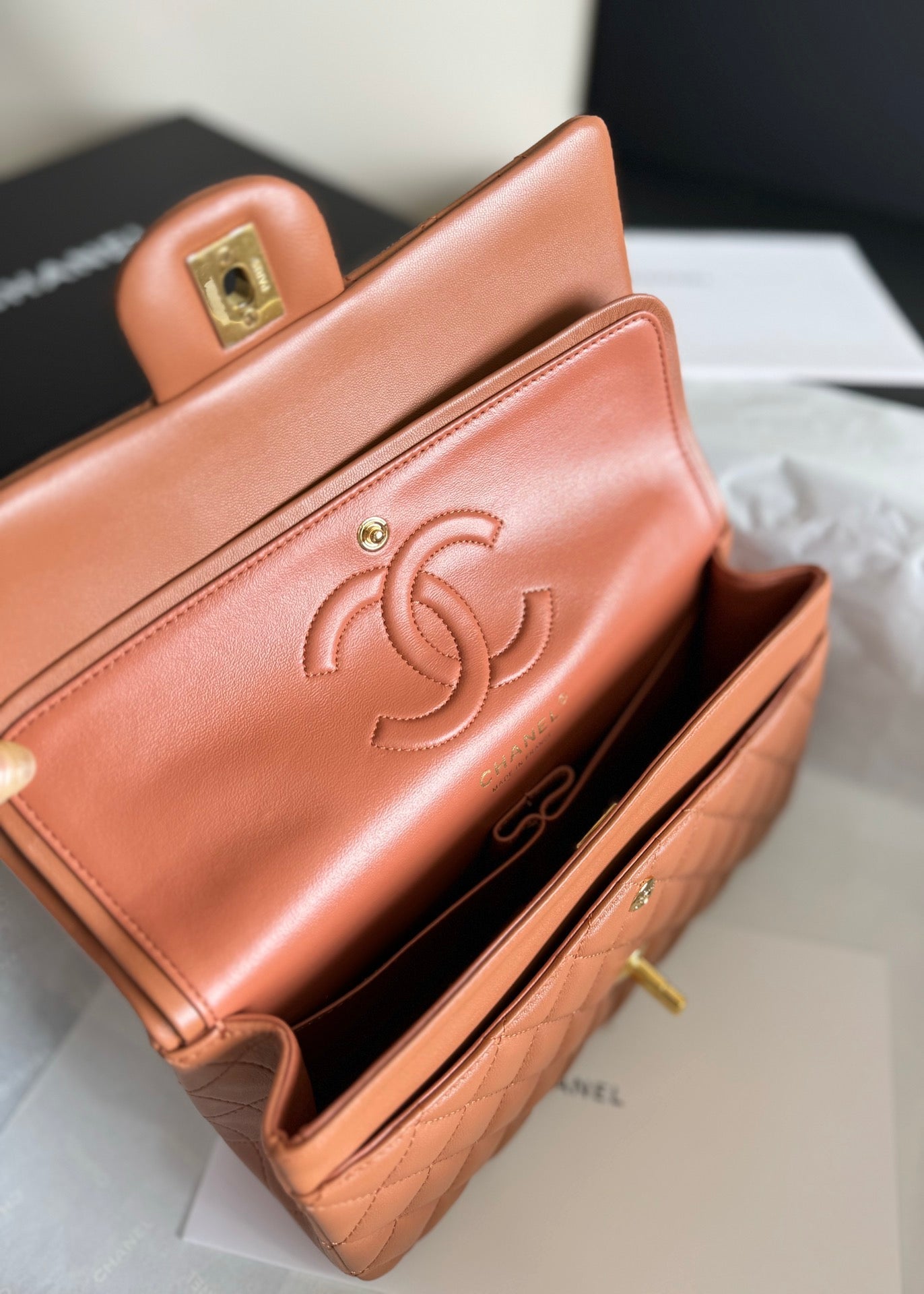 SAC À RABAT MOYEN 25 CUIR D'AGNEAU MARRON QUINCAILLERIE DORÉ