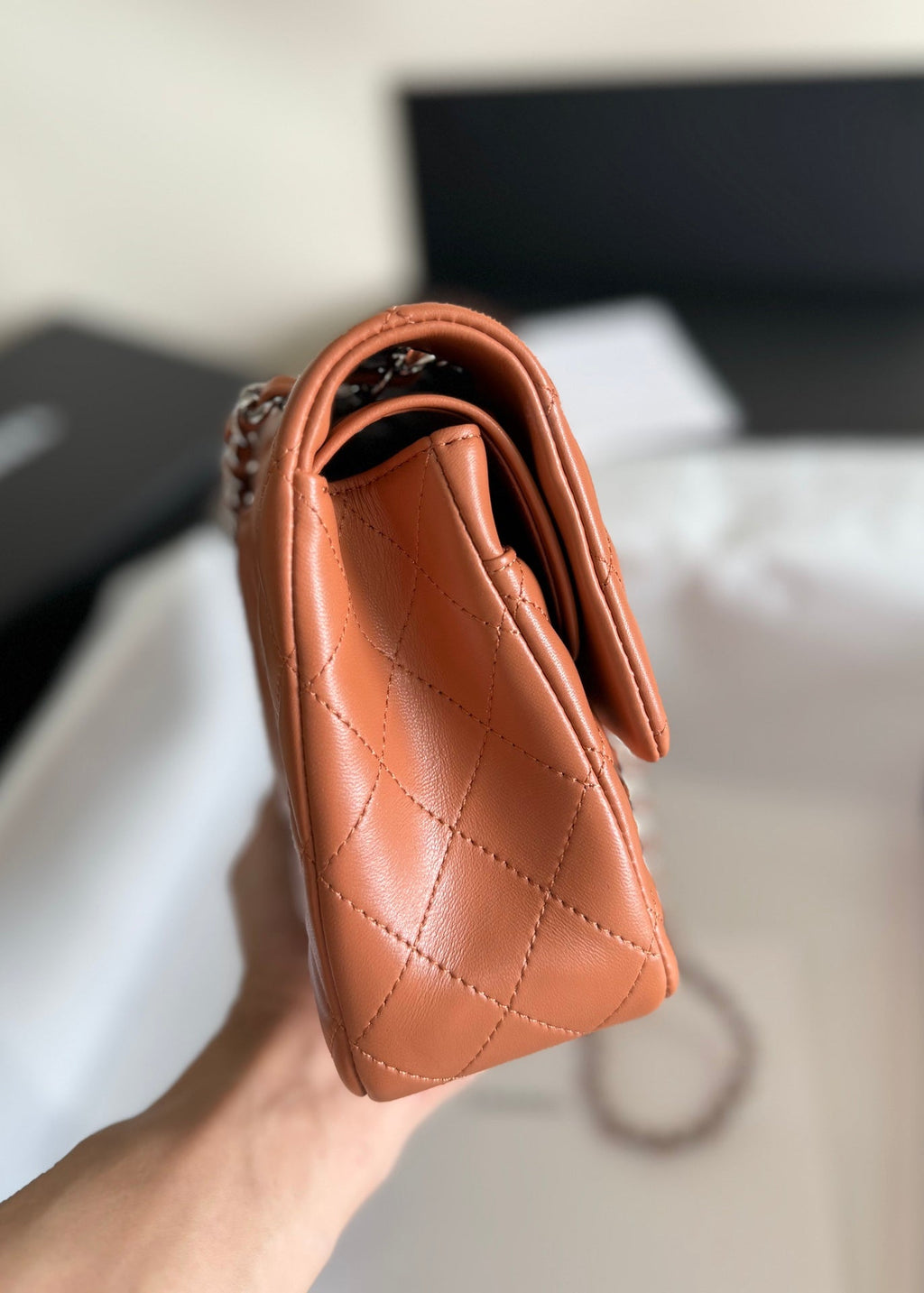 SAC À RABAT MOYEN 25 CUIR D'AGNEAU MARRON QUINCAILLERIE ARGENTÉE