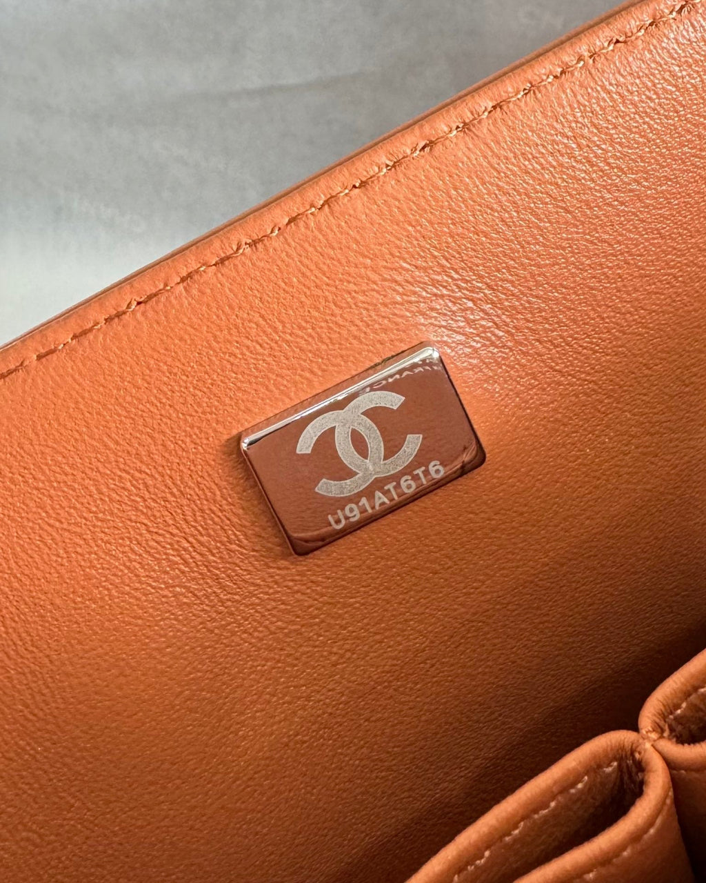 SAC À RABAT MOYEN 25 CUIR D'AGNEAU MARRON QUINCAILLERIE ARGENTÉE