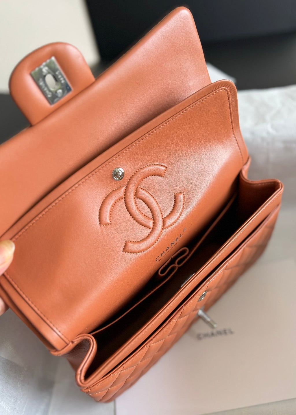 SAC À RABAT MOYEN 25 CUIR D'AGNEAU MARRON QUINCAILLERIE ARGENTÉE