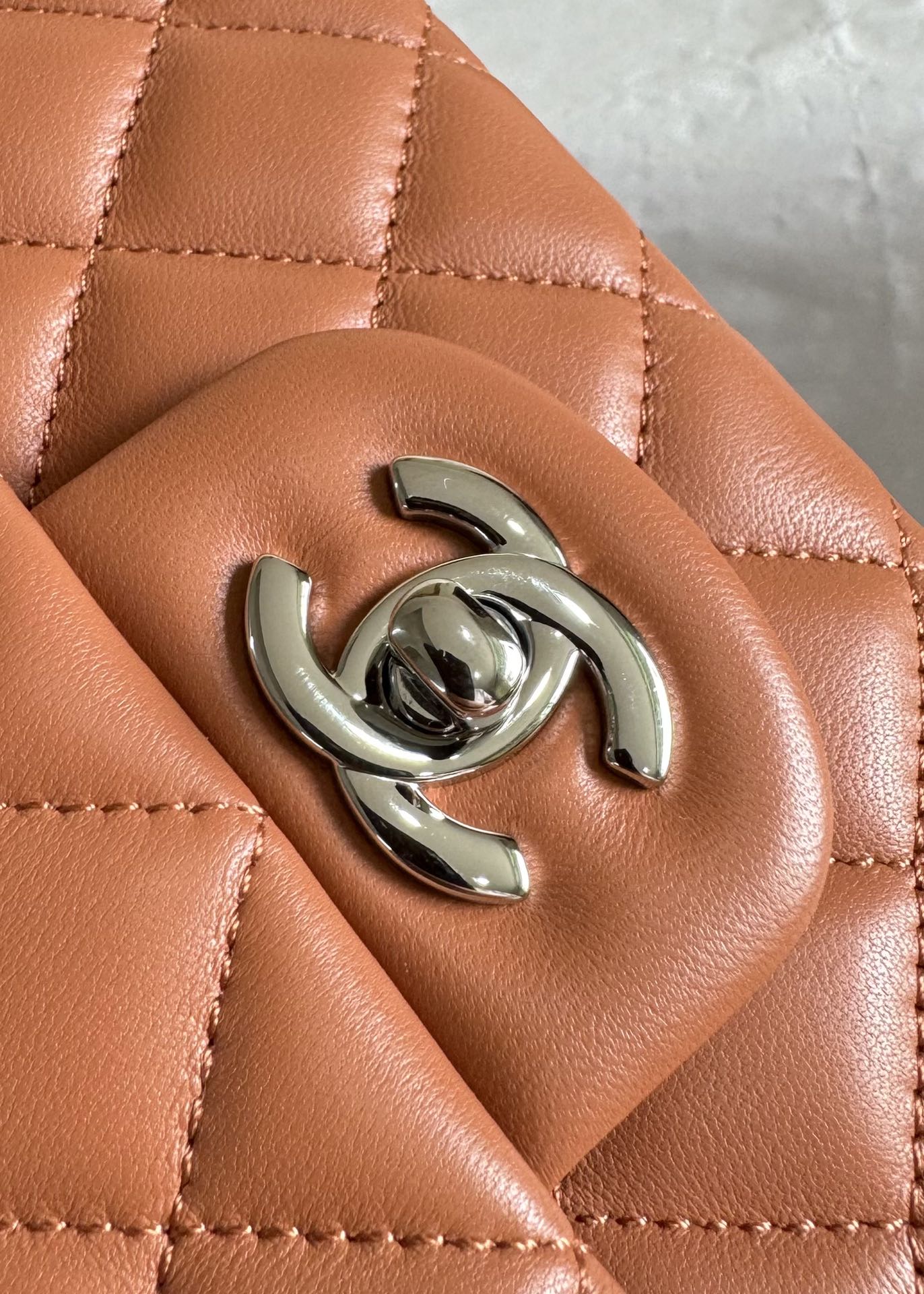 SAC À RABAT MOYEN 25 CUIR D'AGNEAU MARRON QUINCAILLERIE ARGENTÉE