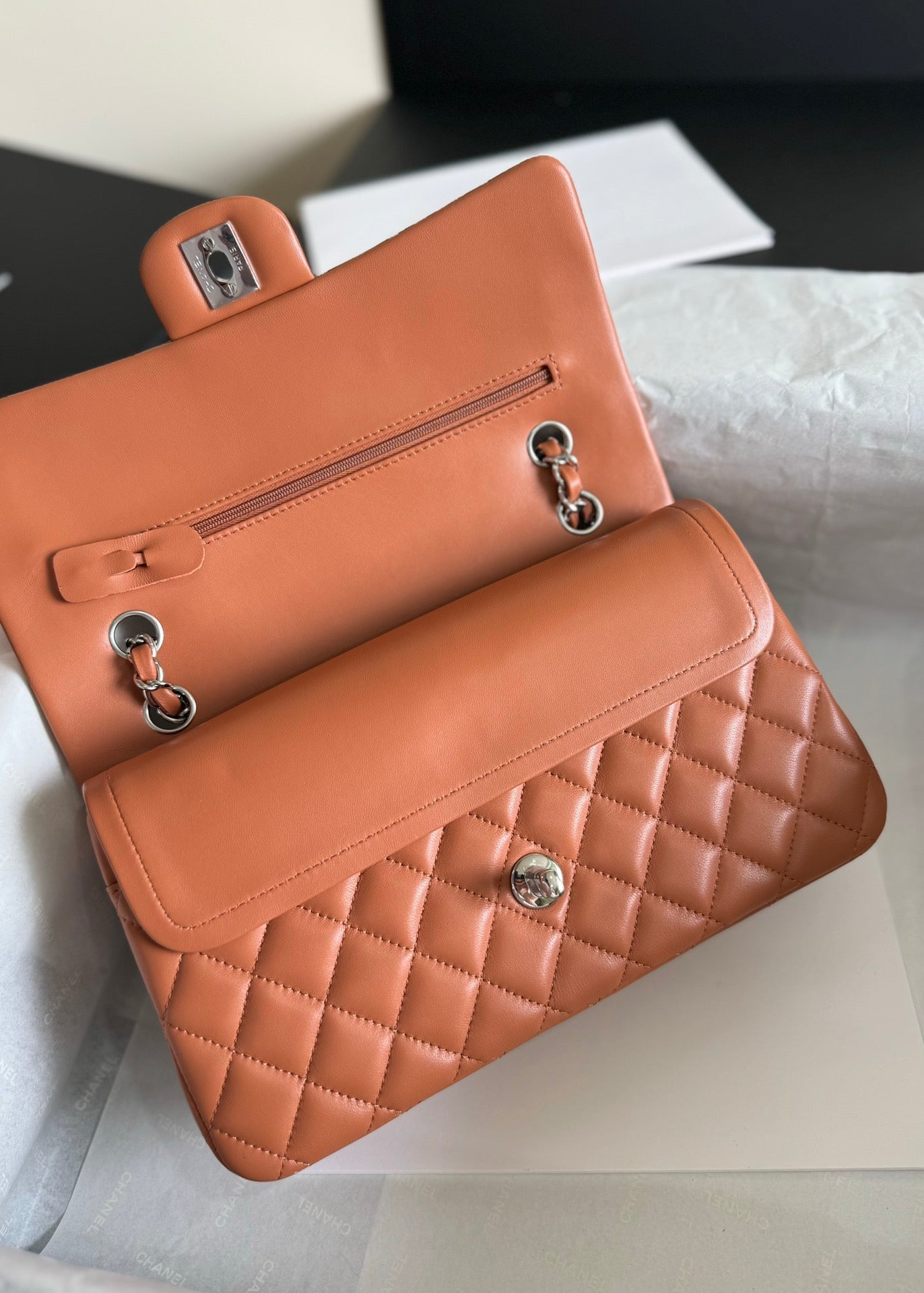 SAC À RABAT MOYEN 25 CUIR D'AGNEAU MARRON QUINCAILLERIE ARGENTÉE