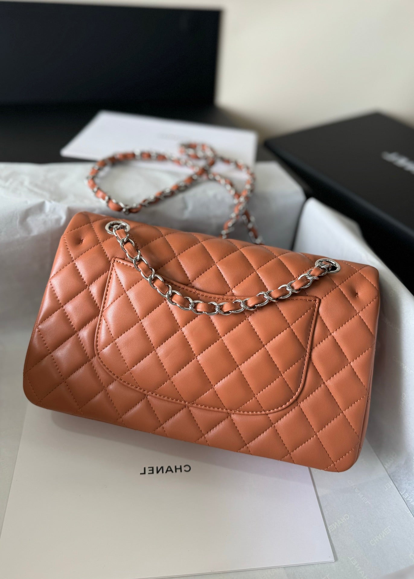 SAC À RABAT MOYEN 25 CUIR D'AGNEAU MARRON QUINCAILLERIE ARGENTÉE