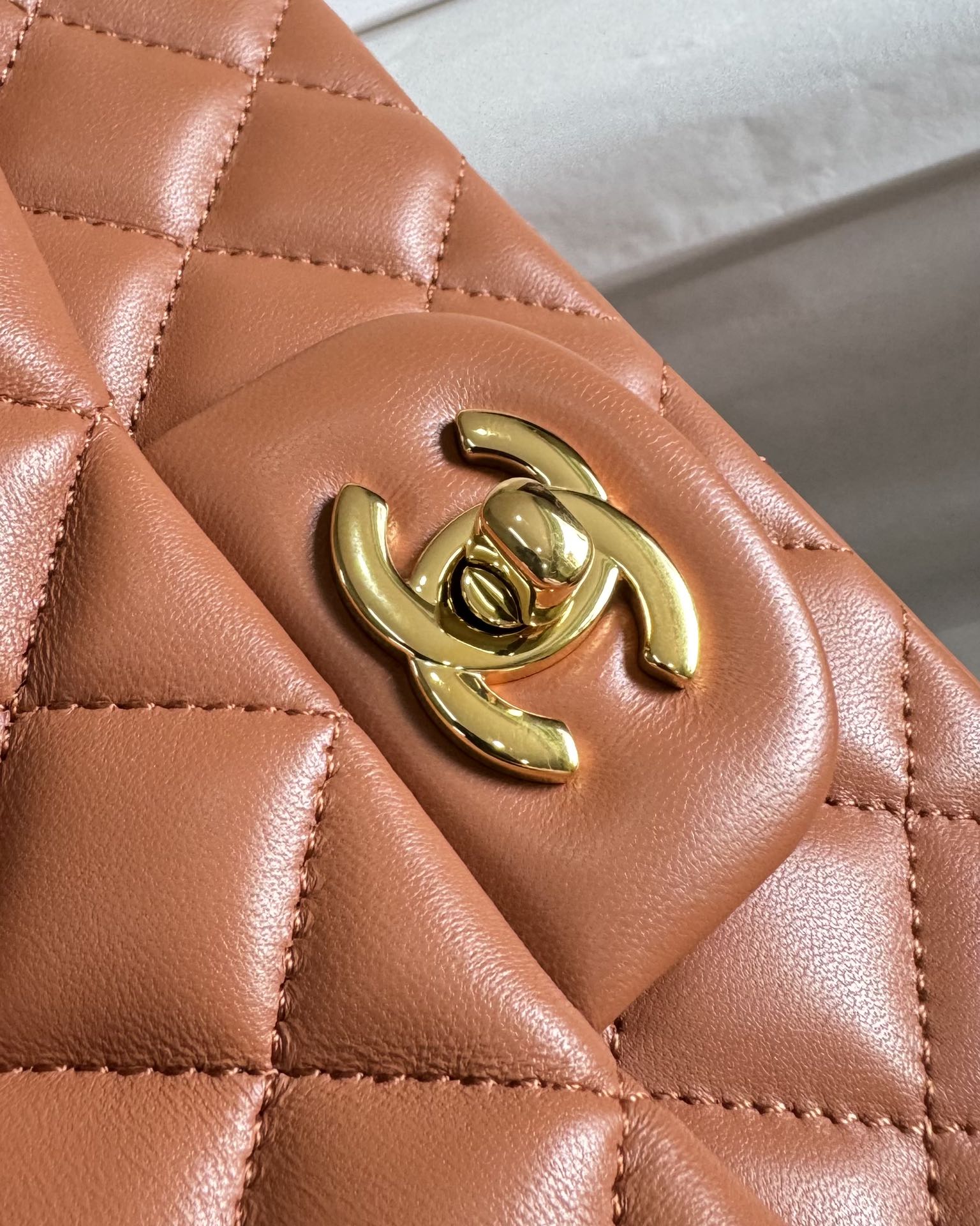 FLAP BAG MINI 20 BROWN LAMBSKIN GOLD HARDWARE