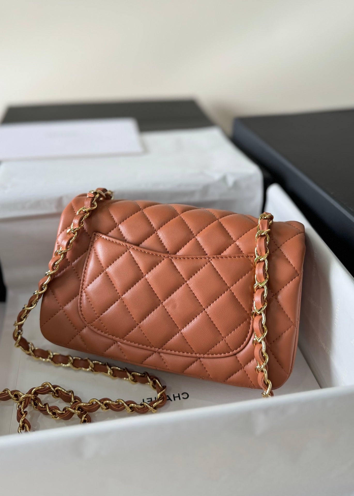FLAP BAG MINI 20 BROWN LAMBSKIN GOLD HARDWARE