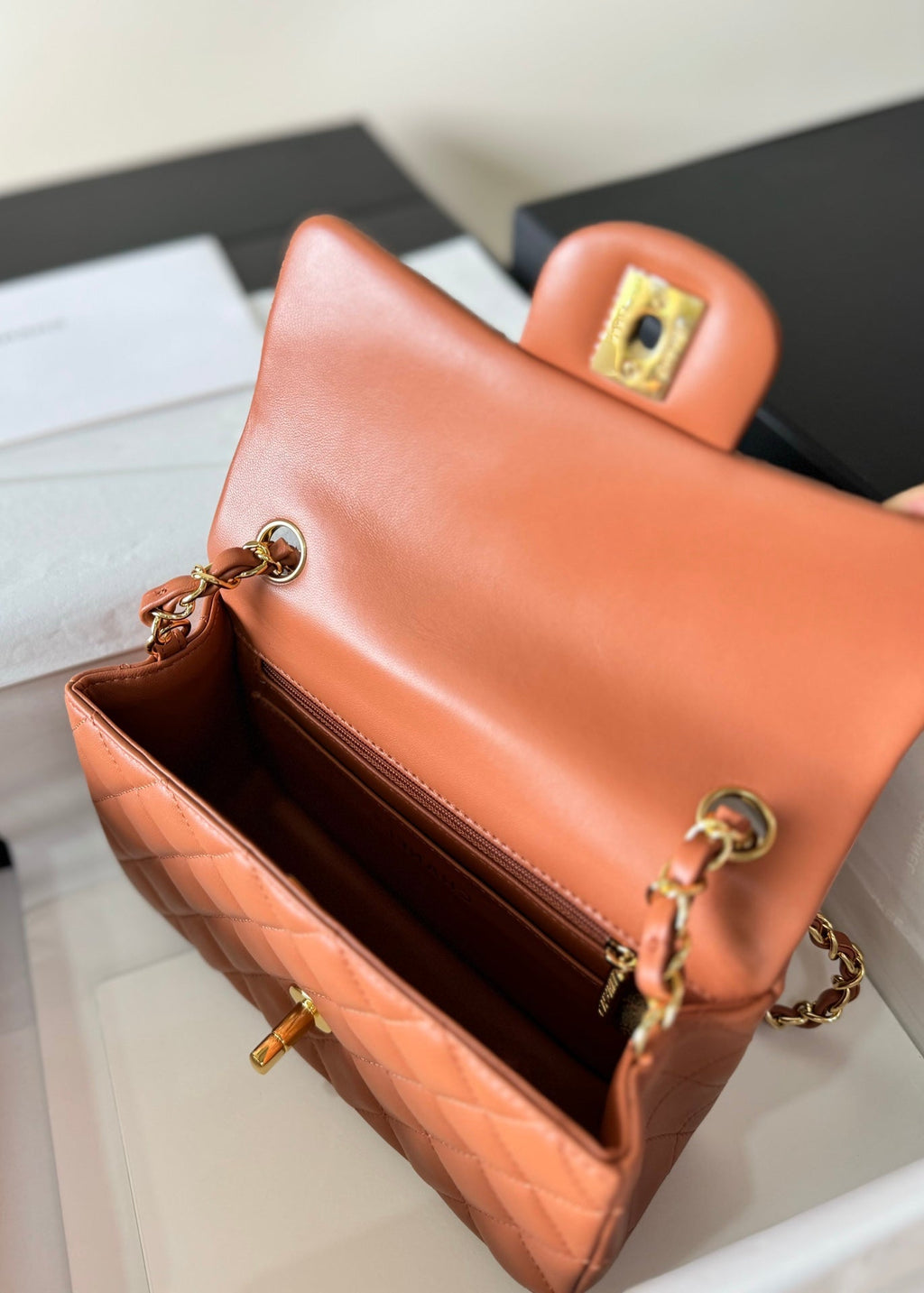 SAC À RABAT MINI 20 EN CUIR D'AGNEAU MARRON QUINCAILLERIE DORÉ