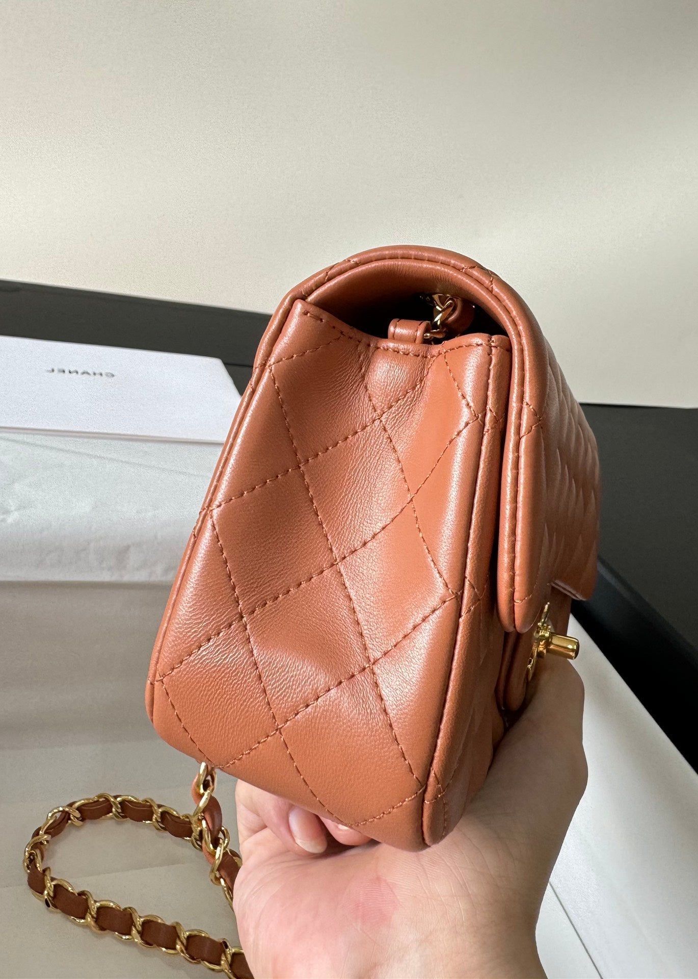 SAC À RABAT MINI 20 EN CUIR D'AGNEAU MARRON QUINCAILLERIE DORÉ