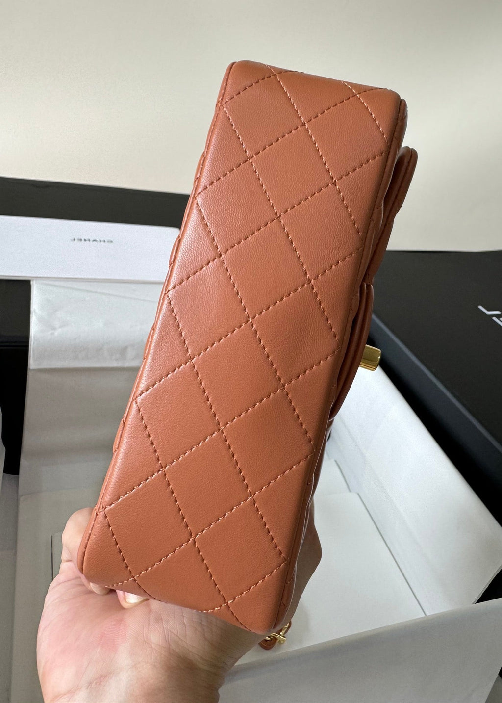 SAC À RABAT MINI 20 EN CUIR D'AGNEAU MARRON QUINCAILLERIE DORÉ